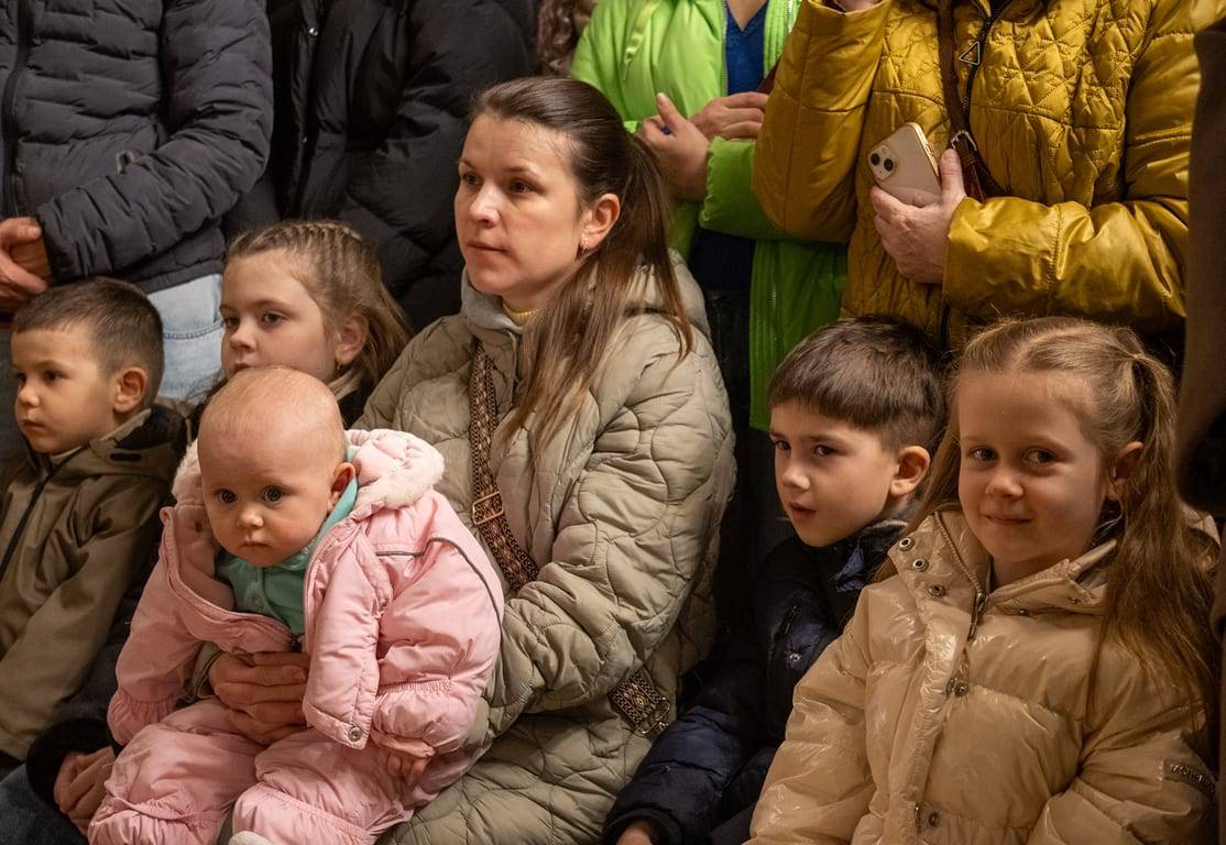 Світло Різдва в кожній ноті: учні Ужгородської музичної школи №1 подарували містянам свято