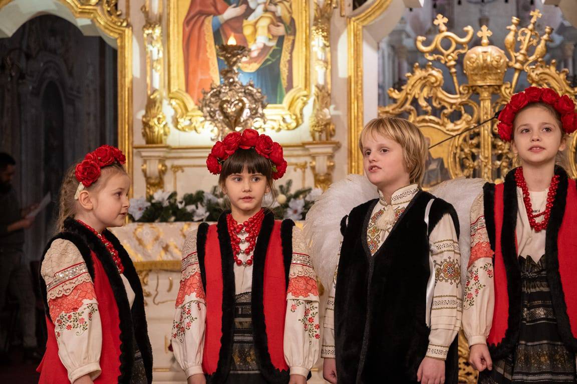 Світло Різдва в кожній ноті: учні Ужгородської музичної школи №1 подарували містянам свято