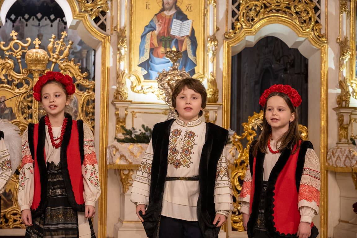 Світло Різдва в кожній ноті: учні Ужгородської музичної школи №1 подарували містянам свято