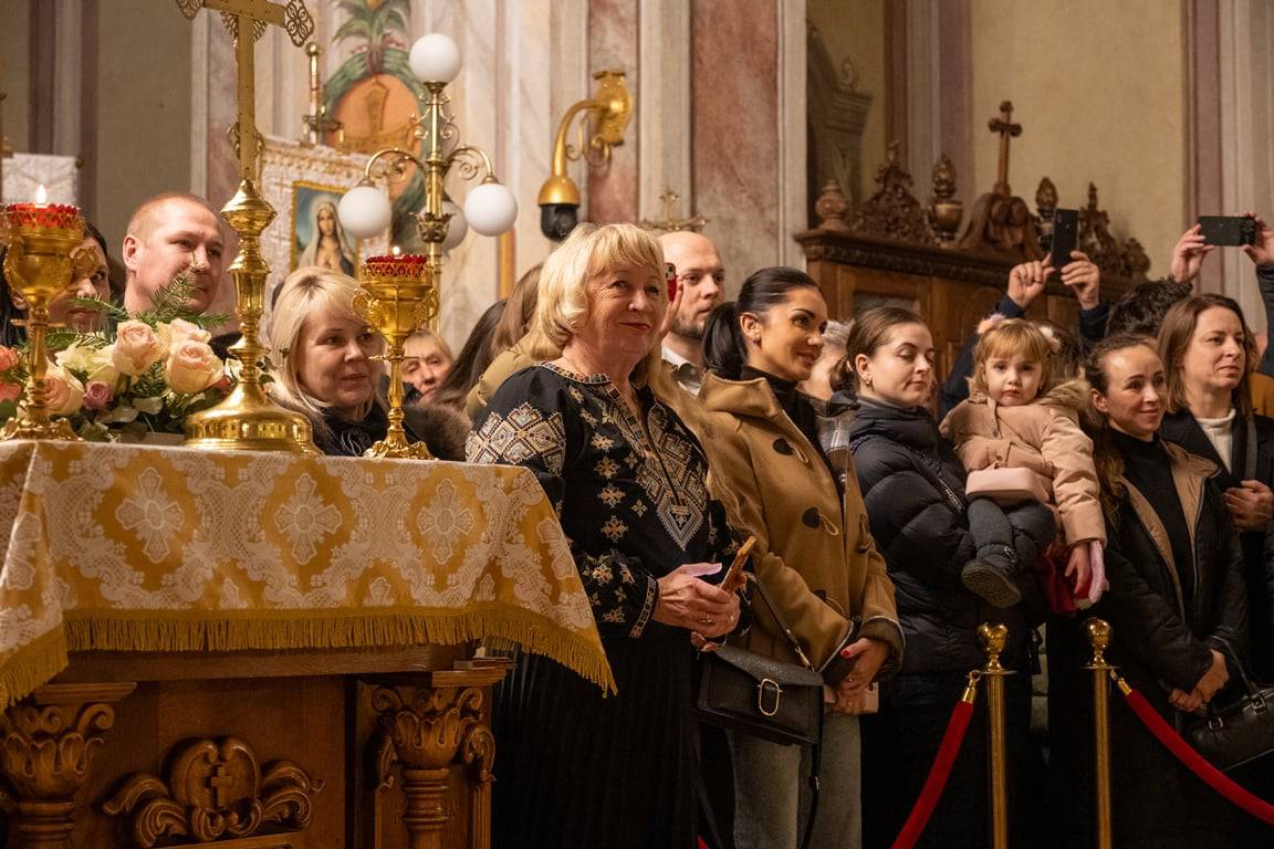 Світло Різдва в кожній ноті: учні Ужгородської музичної школи №1 подарували містянам свято