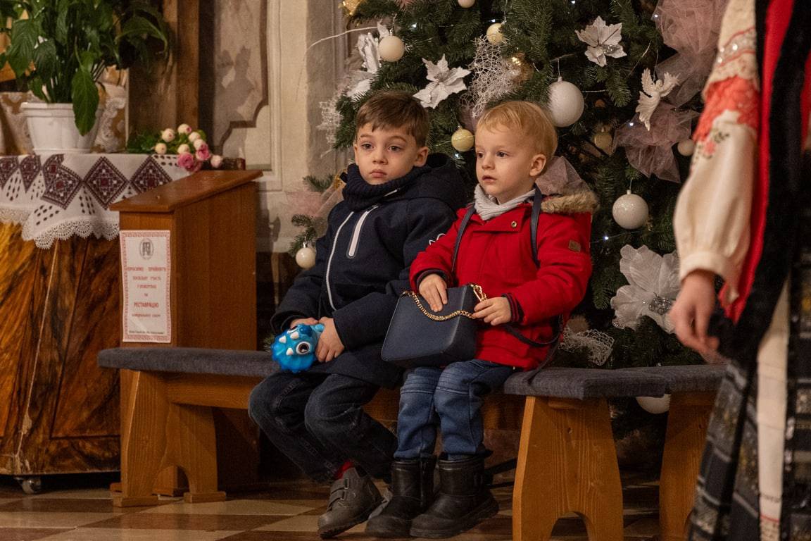 Світло Різдва в кожній ноті: учні Ужгородської музичної школи №1 подарували містянам свято