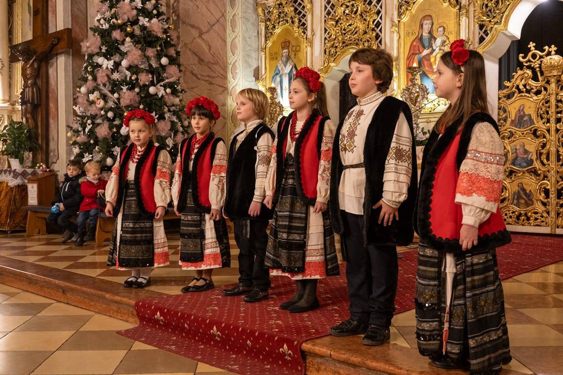 Світло Різдва в кожній ноті: учні Ужгородської музичної школи №1 подарували містянам свято