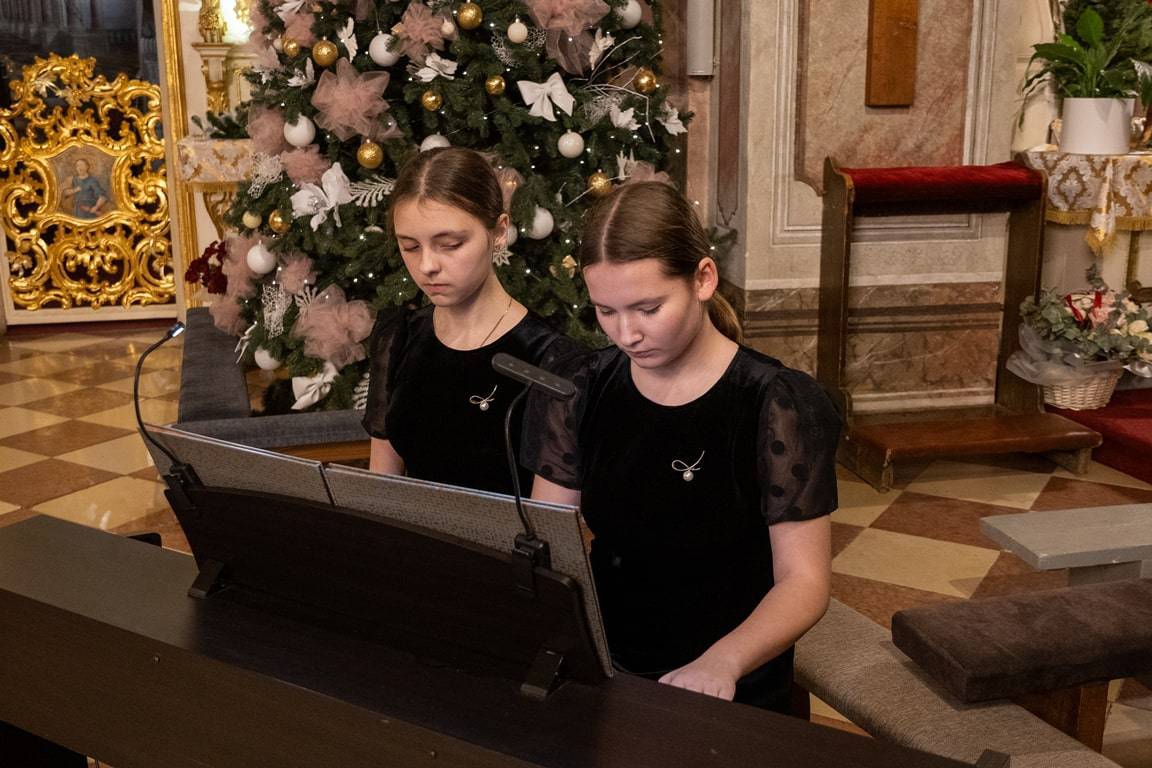 Світло Різдва в кожній ноті: учні Ужгородської музичної школи №1 подарували містянам свято