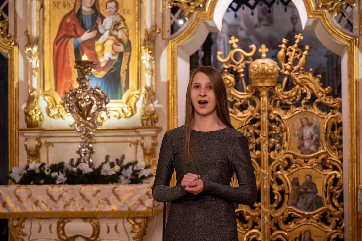 Світло Різдва в кожній ноті: учні Ужгородської музичної школи №1 подарували містянам свято