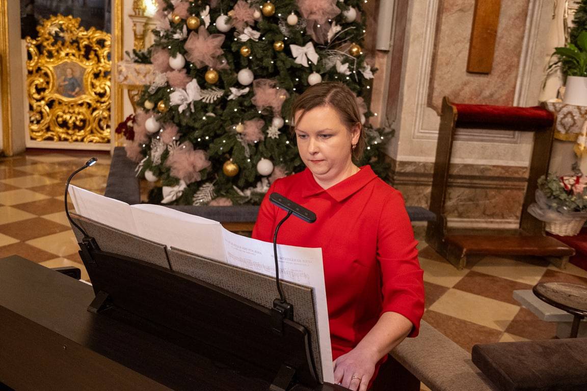 Світло Різдва в кожній ноті: учні Ужгородської музичної школи №1 подарували містянам свято