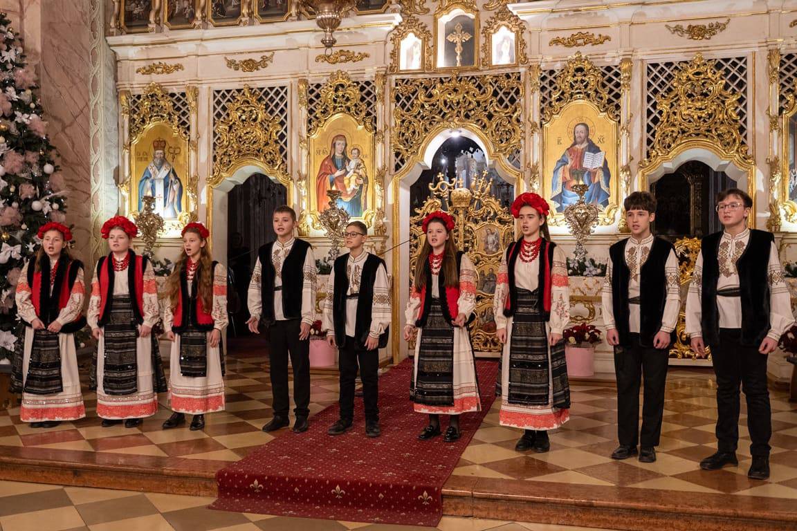 Світло Різдва в кожній ноті: учні Ужгородської музичної школи №1 подарували містянам свято