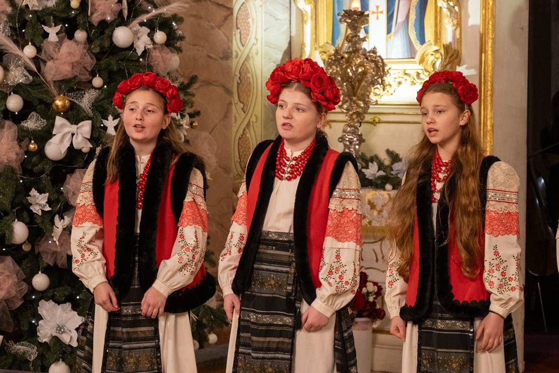 Світло Різдва в кожній ноті: учні Ужгородської музичної школи №1 подарували містянам свято