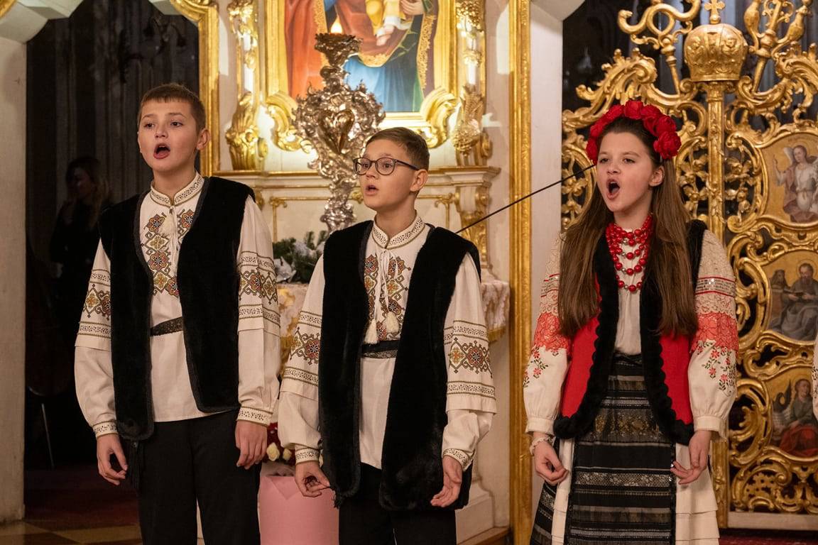 Світло Різдва в кожній ноті: учні Ужгородської музичної школи №1 подарували містянам свято