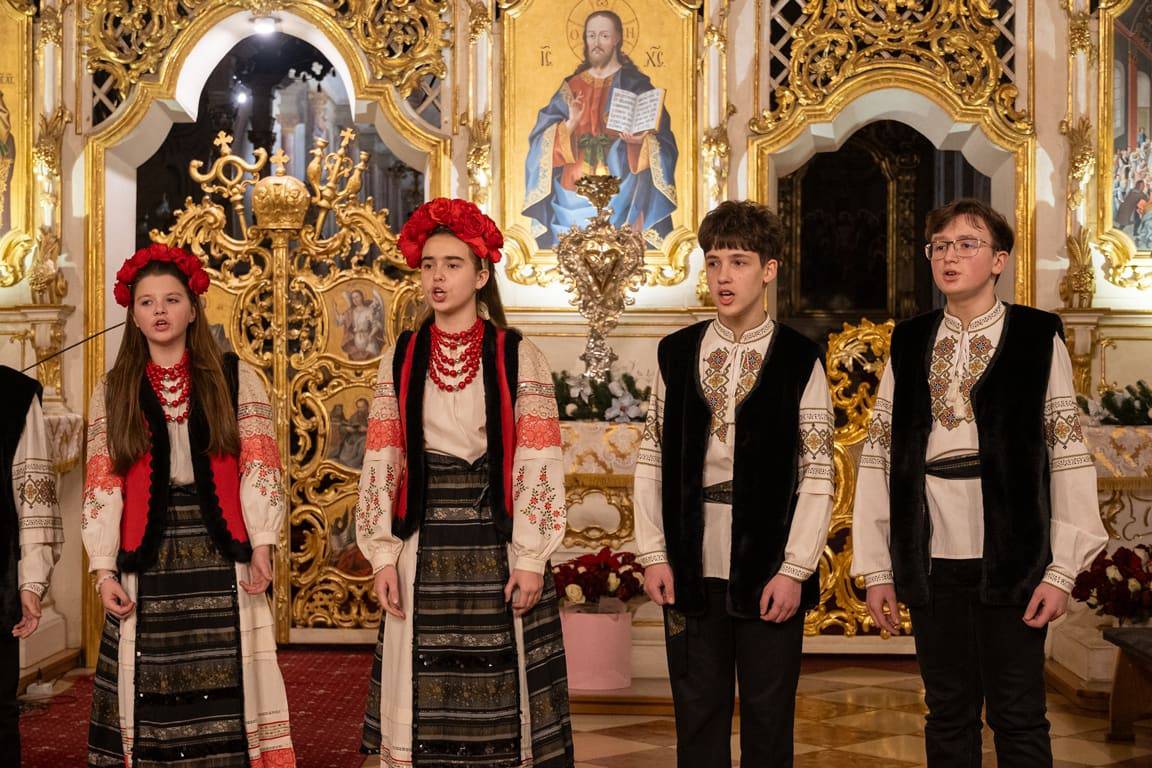 Світло Різдва в кожній ноті: учні Ужгородської музичної школи №1 подарували містянам свято