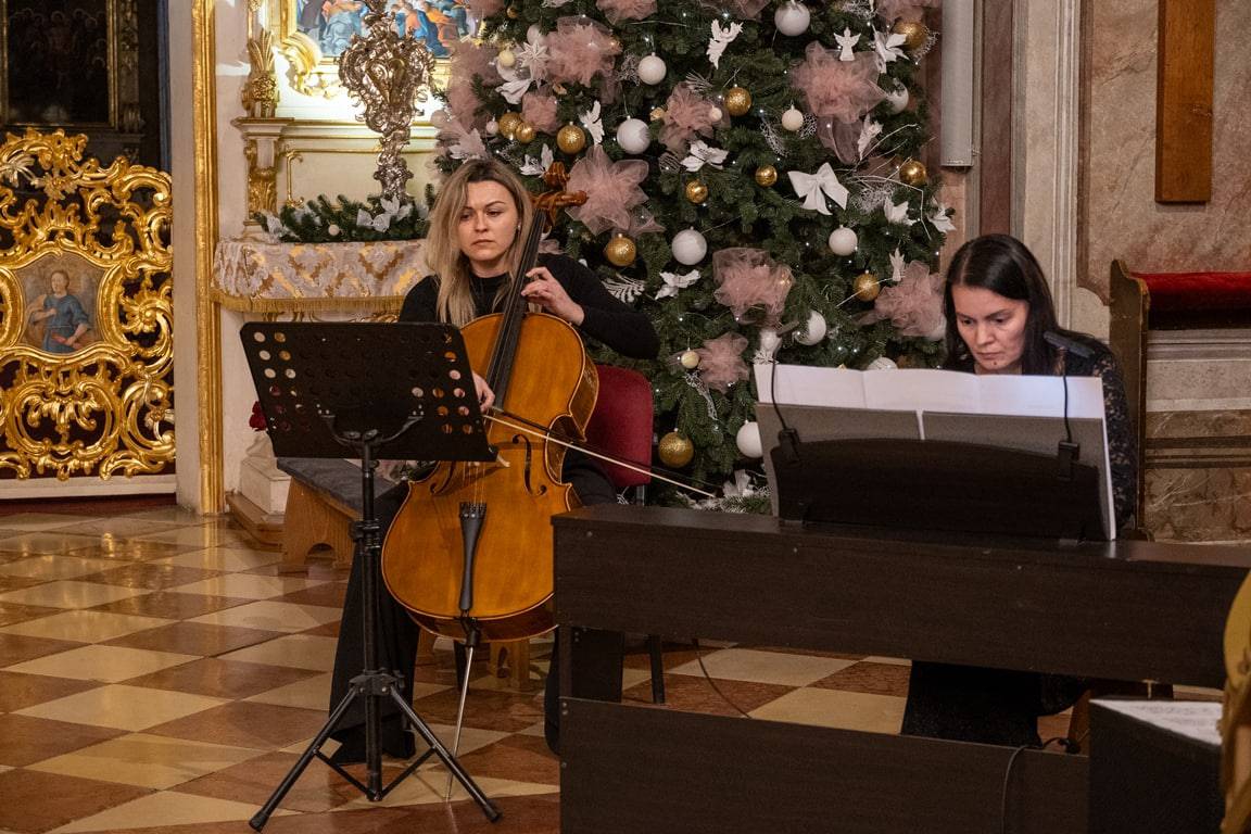 Світло Різдва в кожній ноті: учні Ужгородської музичної школи №1 подарували містянам свято