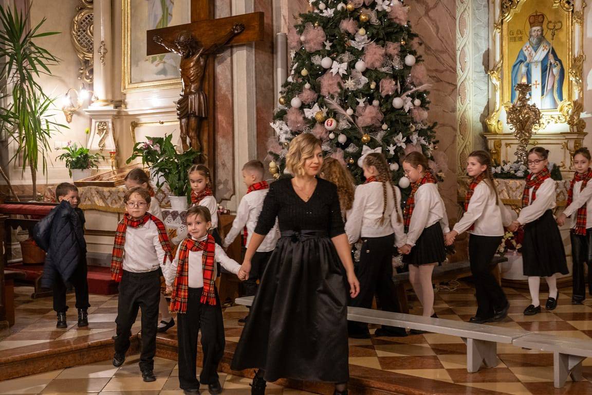 Світло Різдва в кожній ноті: учні Ужгородської музичної школи №1 подарували містянам свято