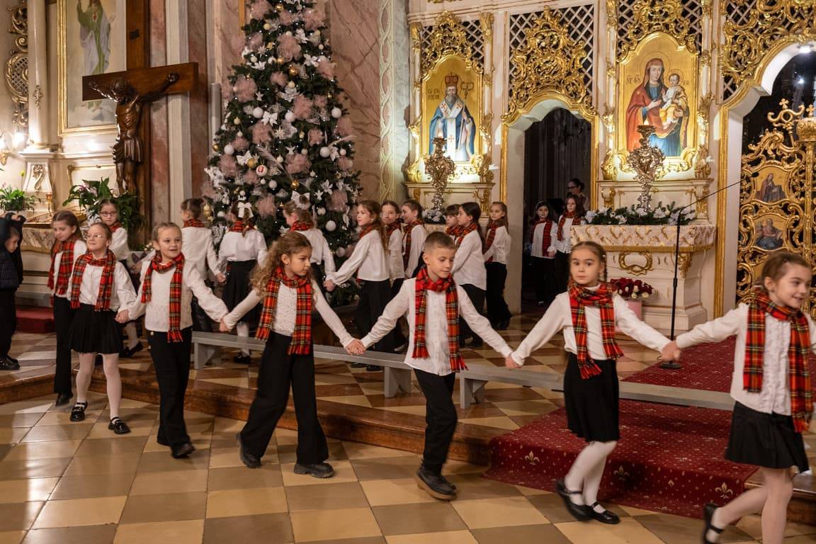 Світло Різдва в кожній ноті: учні Ужгородської музичної школи №1 подарували містянам свято