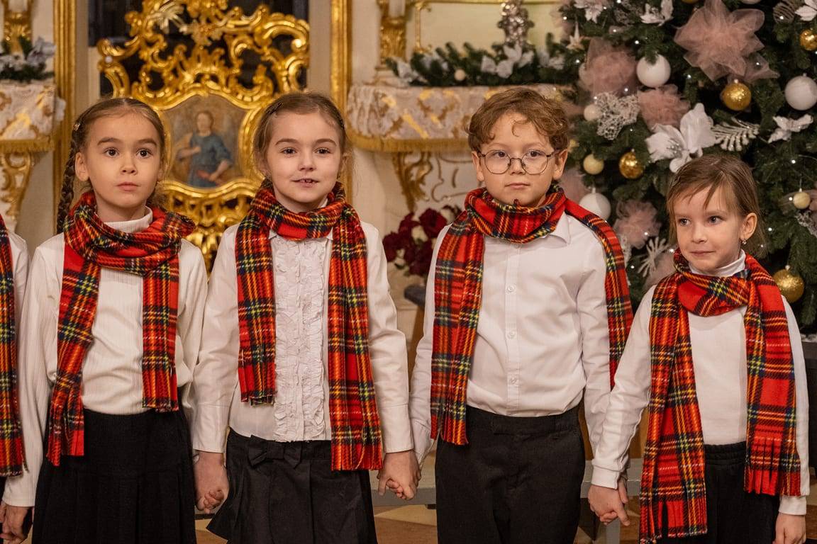 Світло Різдва в кожній ноті: учні Ужгородської музичної школи №1 подарували містянам свято