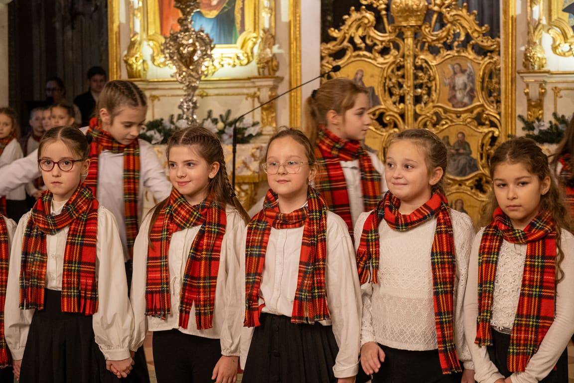 Світло Різдва в кожній ноті: учні Ужгородської музичної школи №1 подарували містянам свято