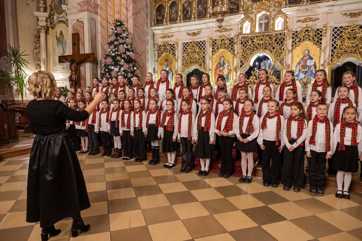 Світло Різдва в кожній ноті: учні Ужгородської музичної школи №1 подарували містянам свято