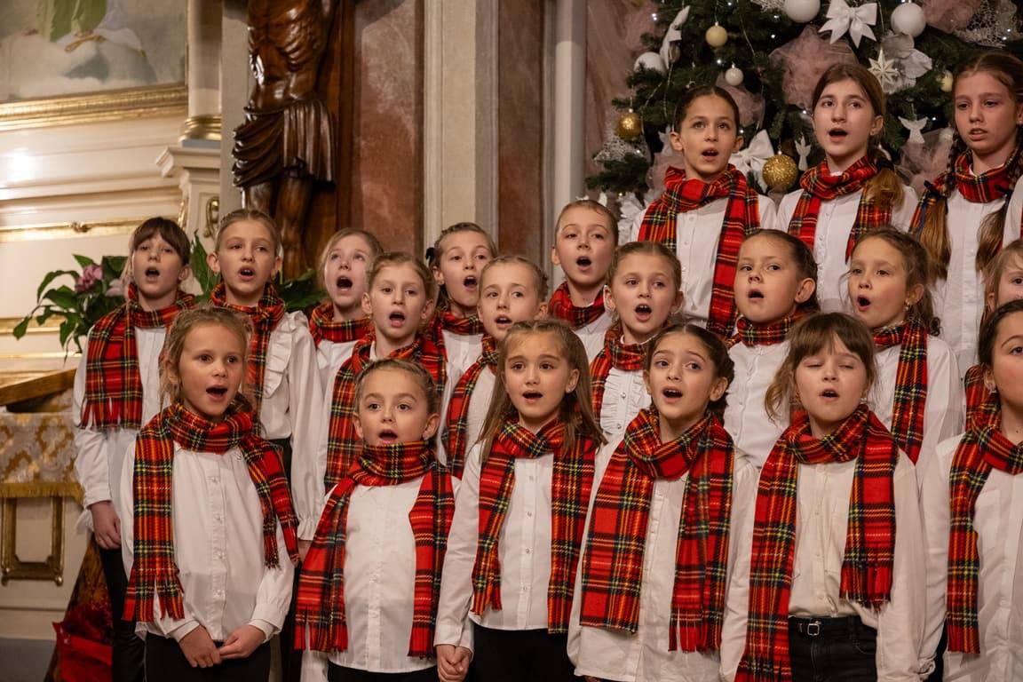 Світло Різдва в кожній ноті: учні Ужгородської музичної школи №1 подарували містянам свято