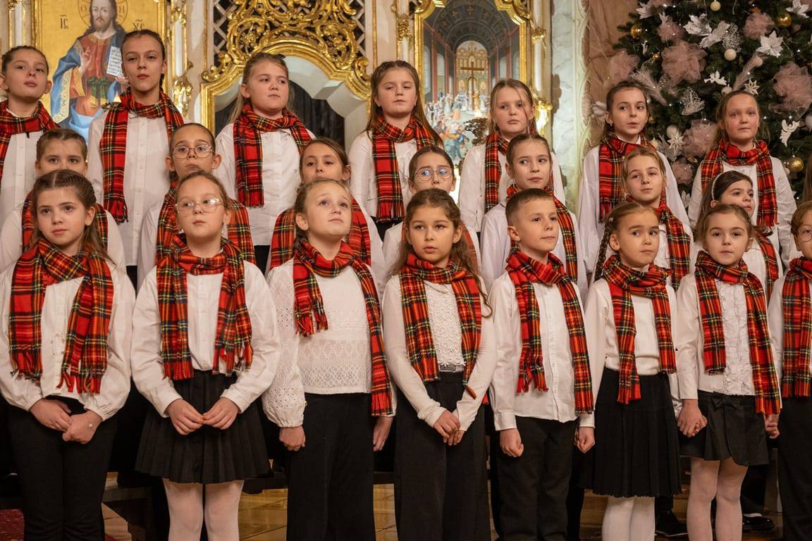 Світло Різдва в кожній ноті: учні Ужгородської музичної школи №1 подарували містянам свято