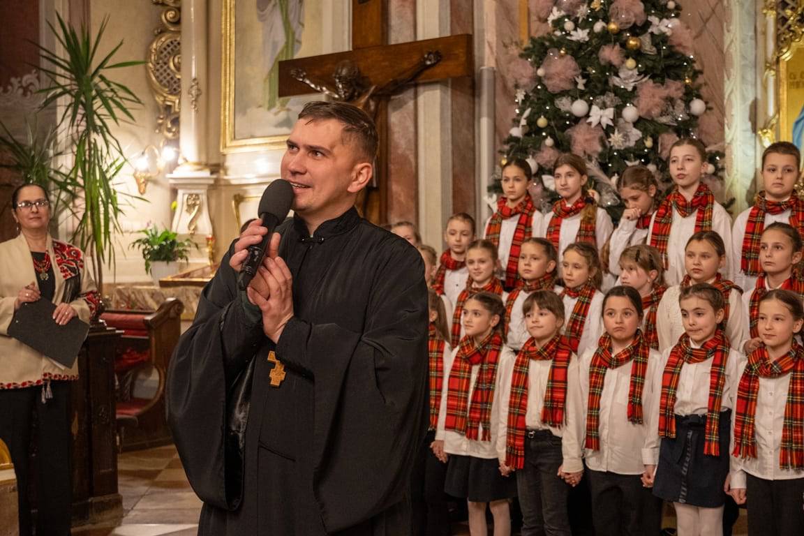 Світло Різдва в кожній ноті: учні Ужгородської музичної школи №1 подарували містянам свято