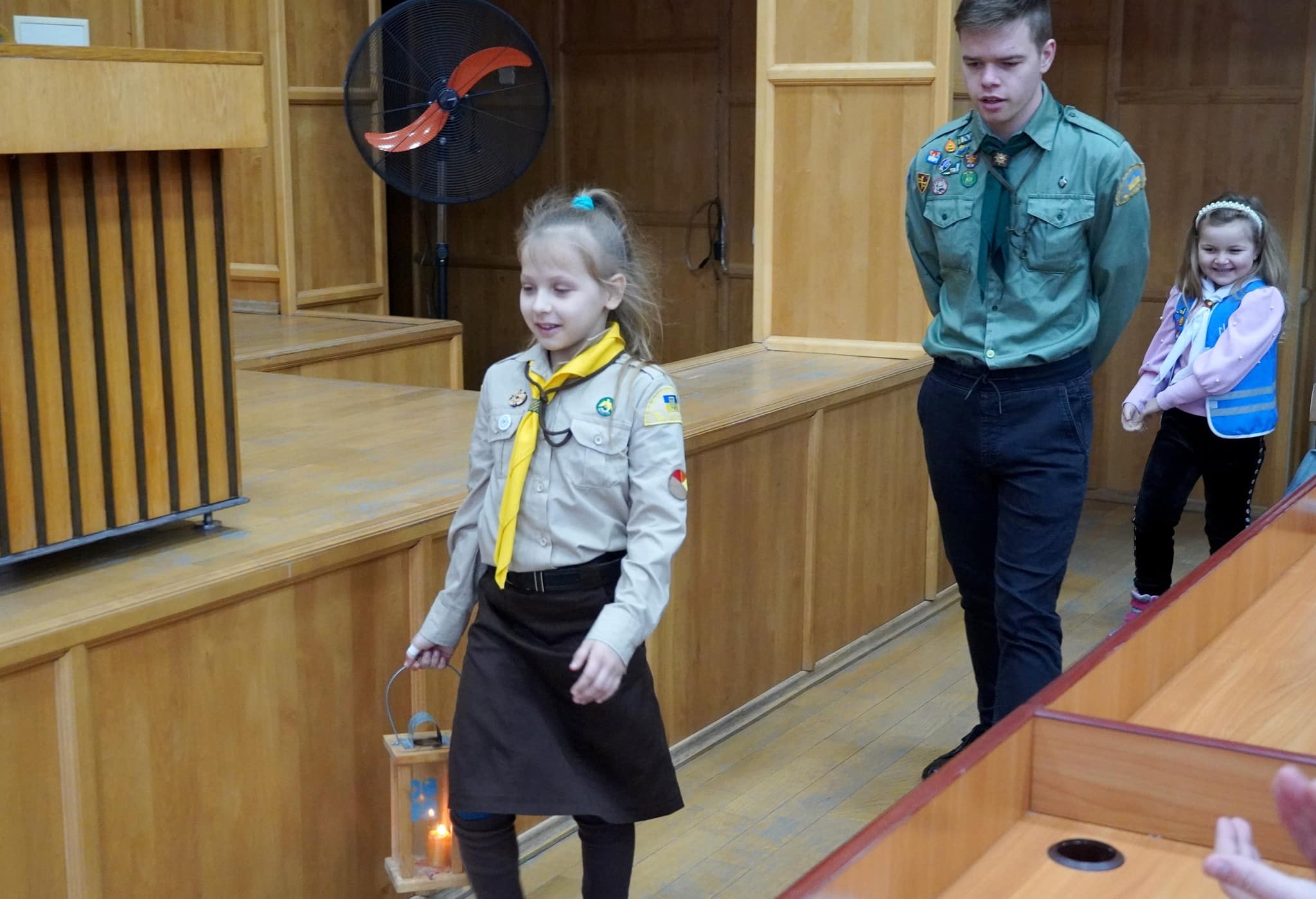 Пластуни передали Вифлеємський вогонь миру до Ужгородської міської ради