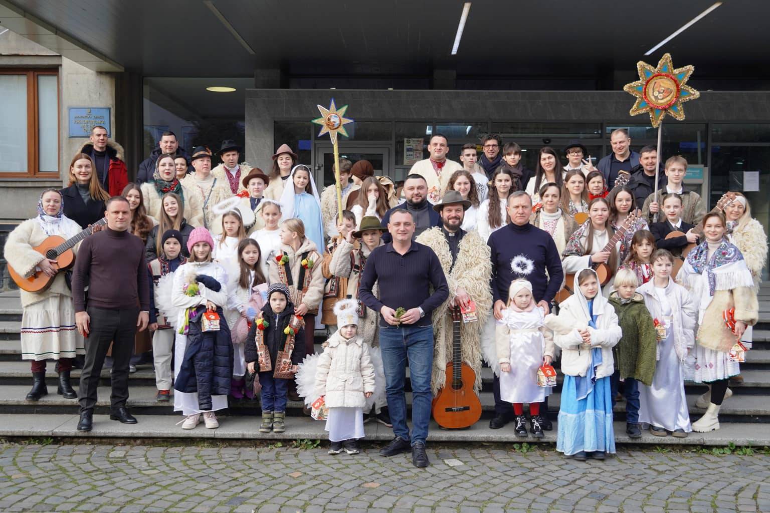 Щирі колядки та радісне віншування знову лунали сьогодні в Ужгородській міській раді