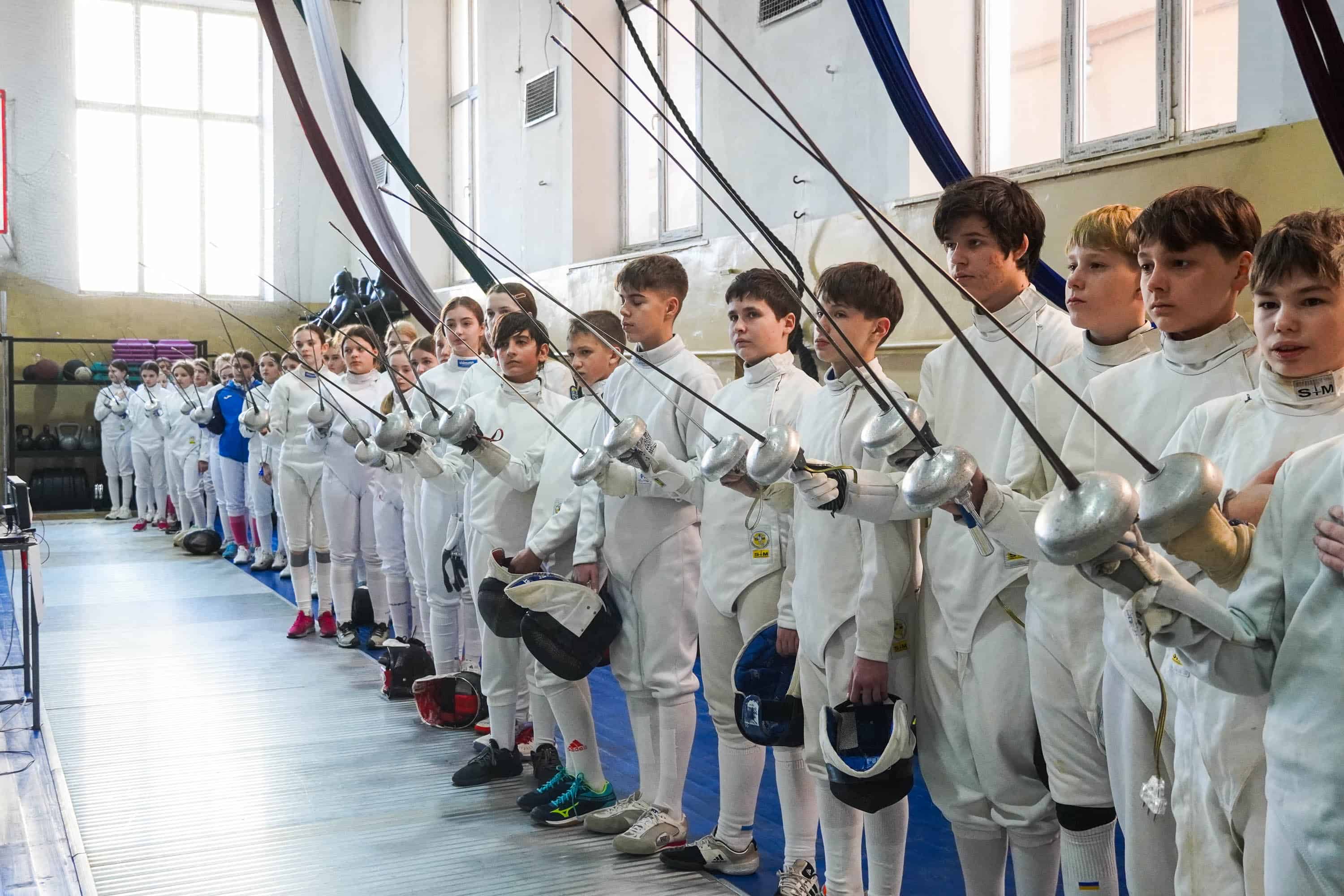 Близько 200 учасників з Ужгорода, Львова та Мукачева змагаються у Відкритому новорічному турнірі з фехтування, присвяченому ЗСУ