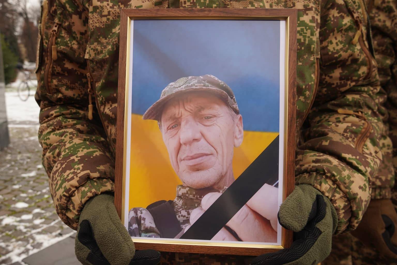 В Ужгороді сьогодні, 2 січня, попрощалися із 52-річним захисником, солдатом 26-го Закарпатського полку Національної гвардії України Миколою Головком