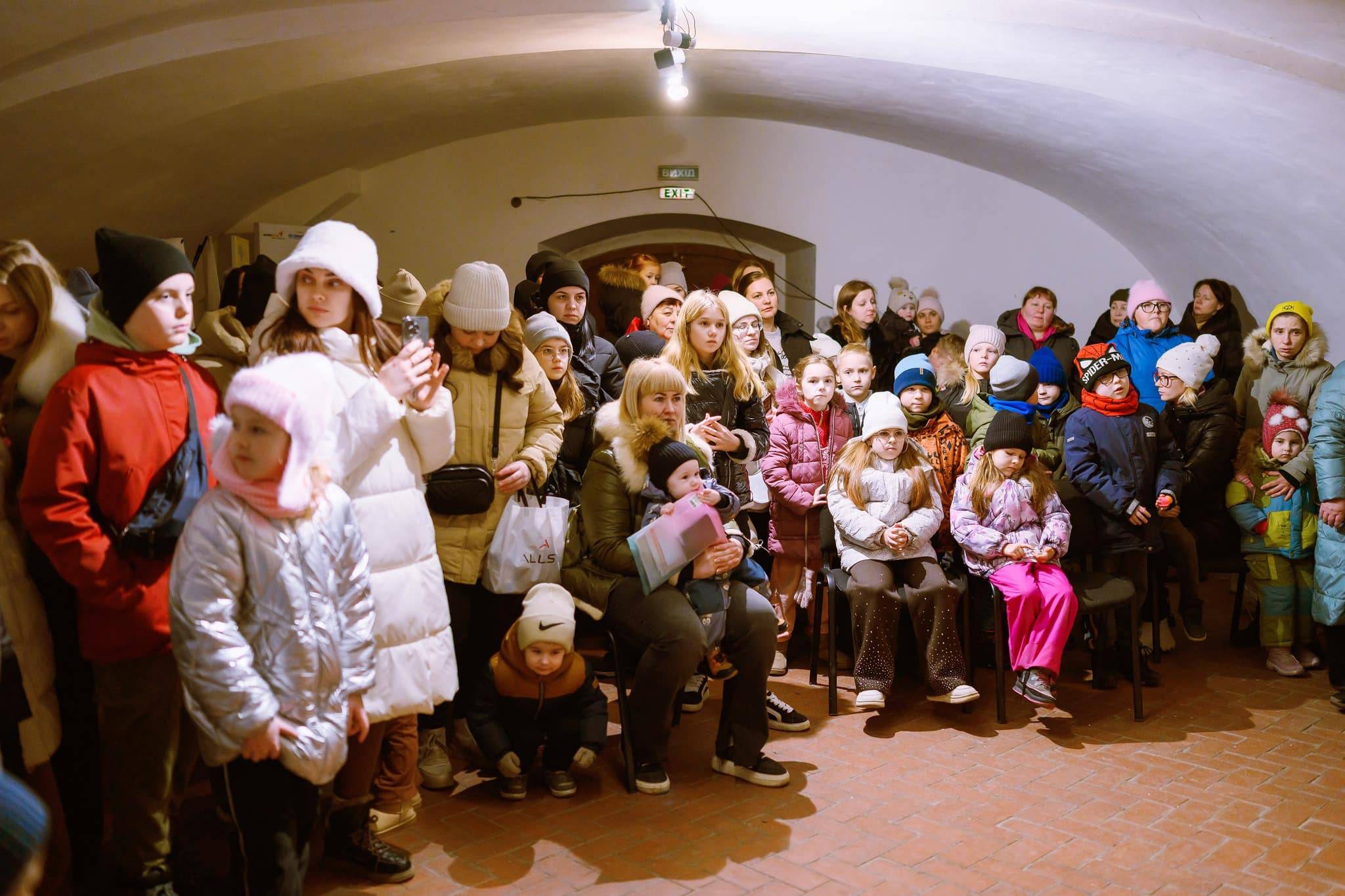 Таємний Санта з Австрії привітав понад сотню дітей-переселенців