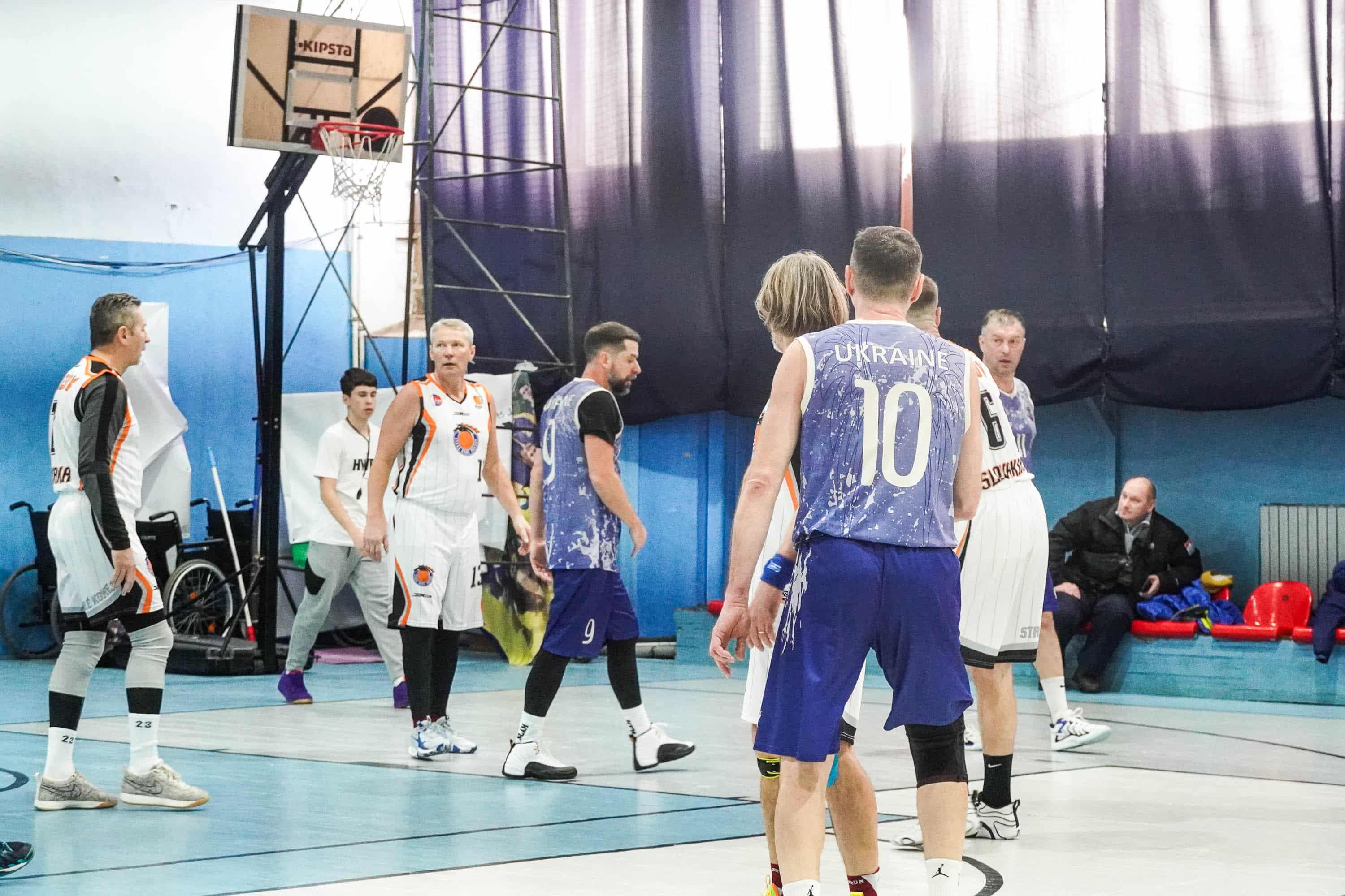 В Ужгороді триває відкритий Кубок міста з баскетболу серед ветеранів