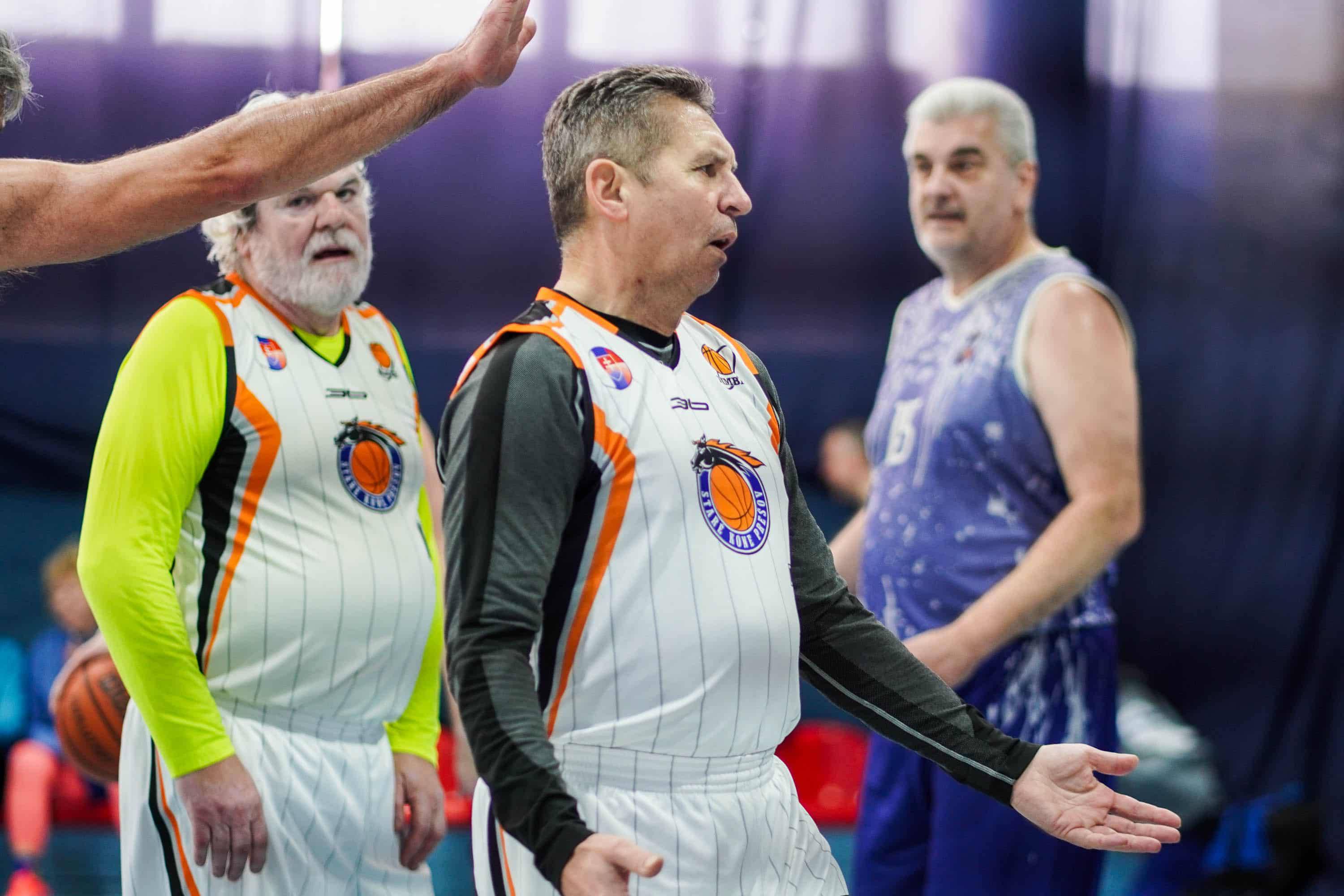 В Ужгороді триває відкритий Кубок міста з баскетболу серед ветеранів