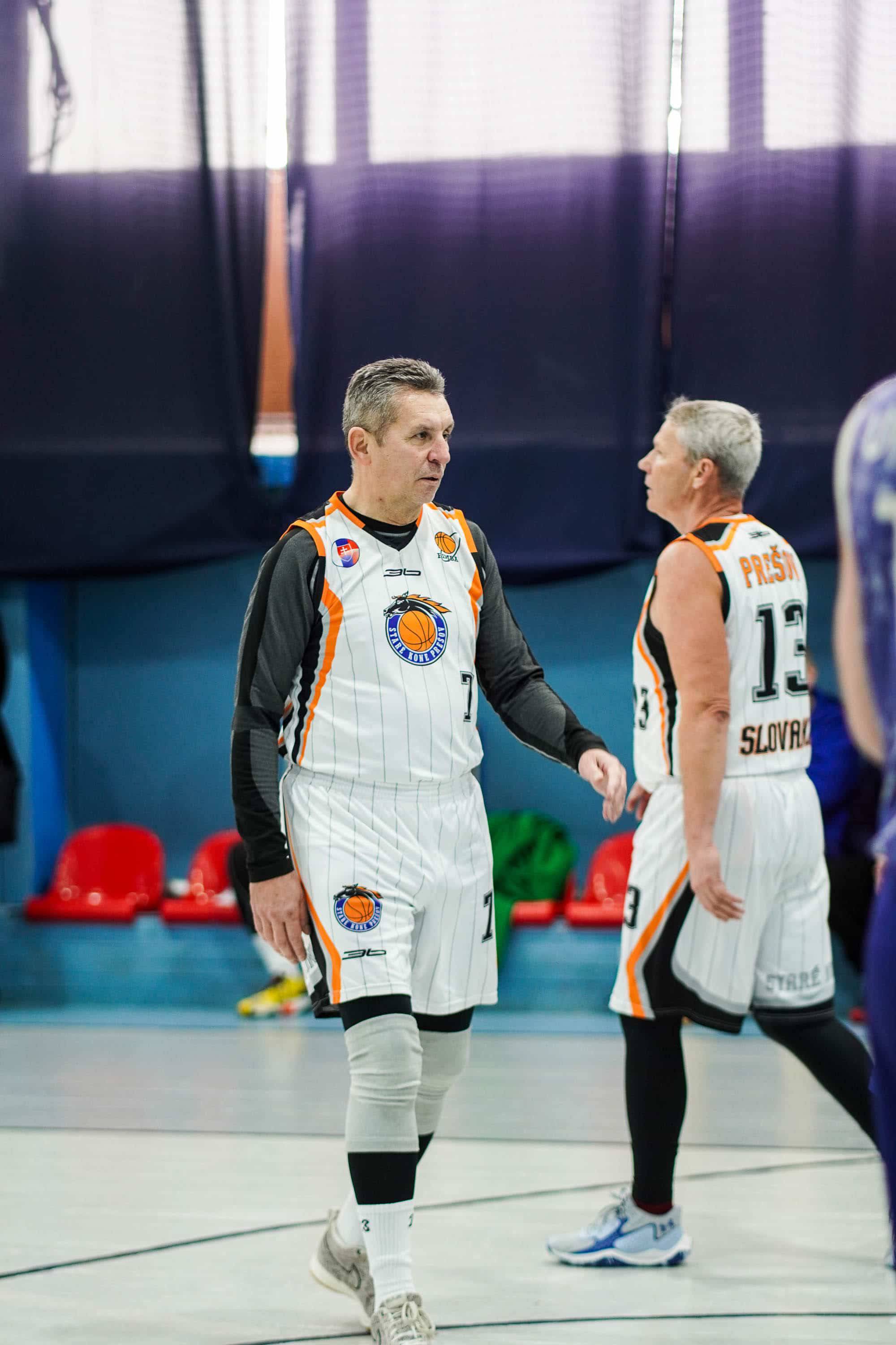 В Ужгороді триває відкритий Кубок міста з баскетболу серед ветеранів