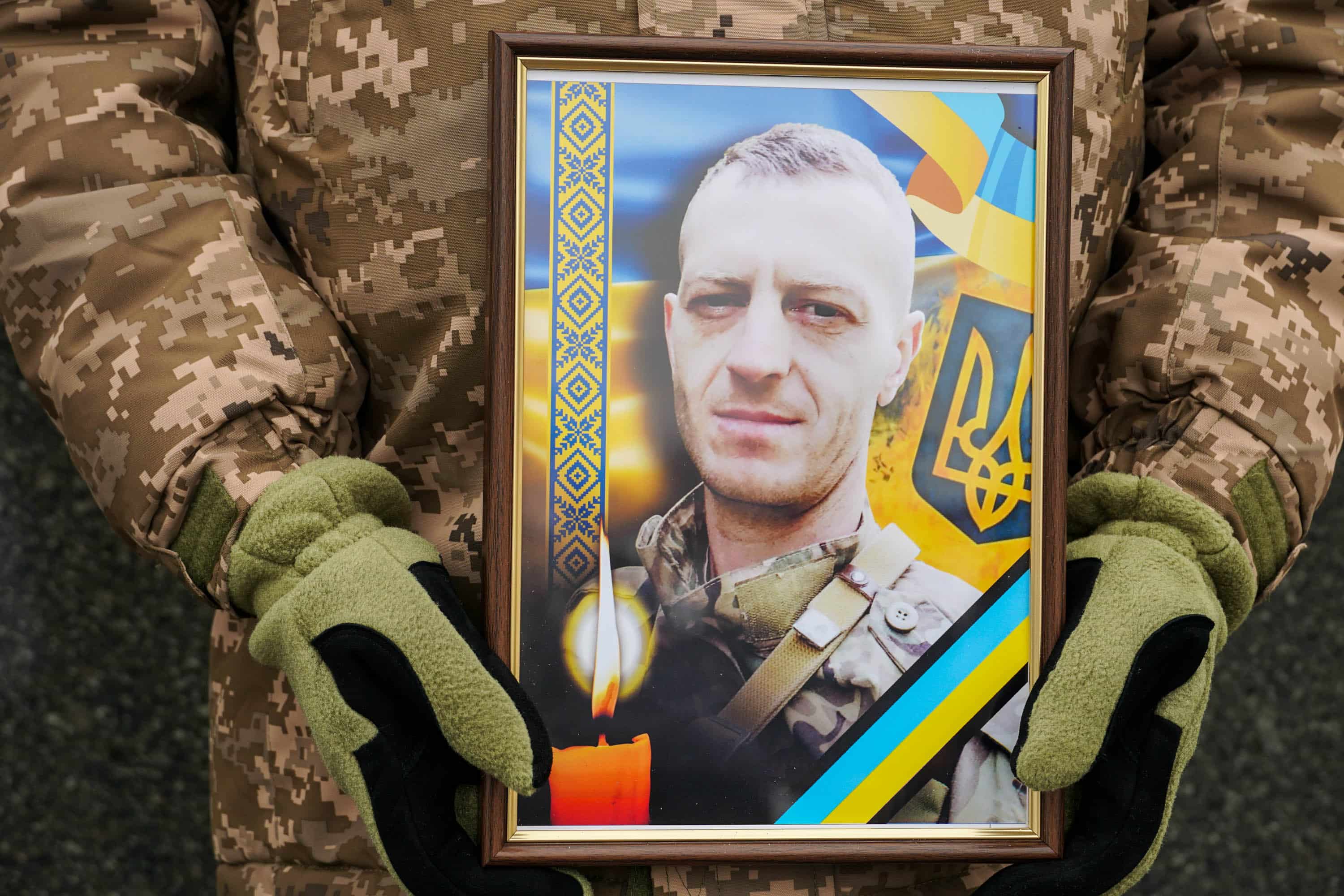 Захищав Україну з перших днів повномасштабного вторгнення росії – в Ужгороді сьогодні попрощалися із полеглим 37-річним захисником Володимиром Малєвим