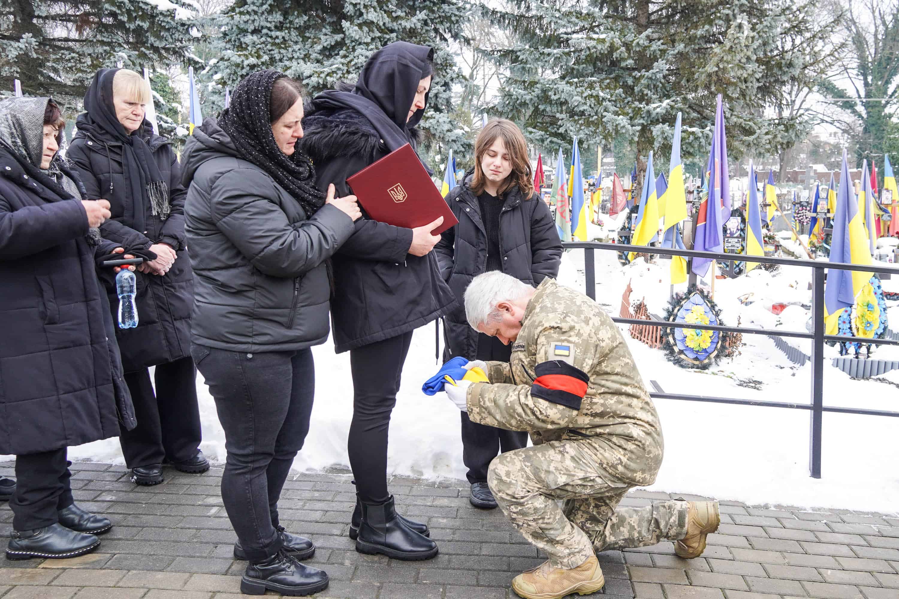 Захищав Україну з перших днів повномасштабного вторгнення росії – в Ужгороді сьогодні попрощалися із полеглим 37-річним захисником Володимиром Малєвим