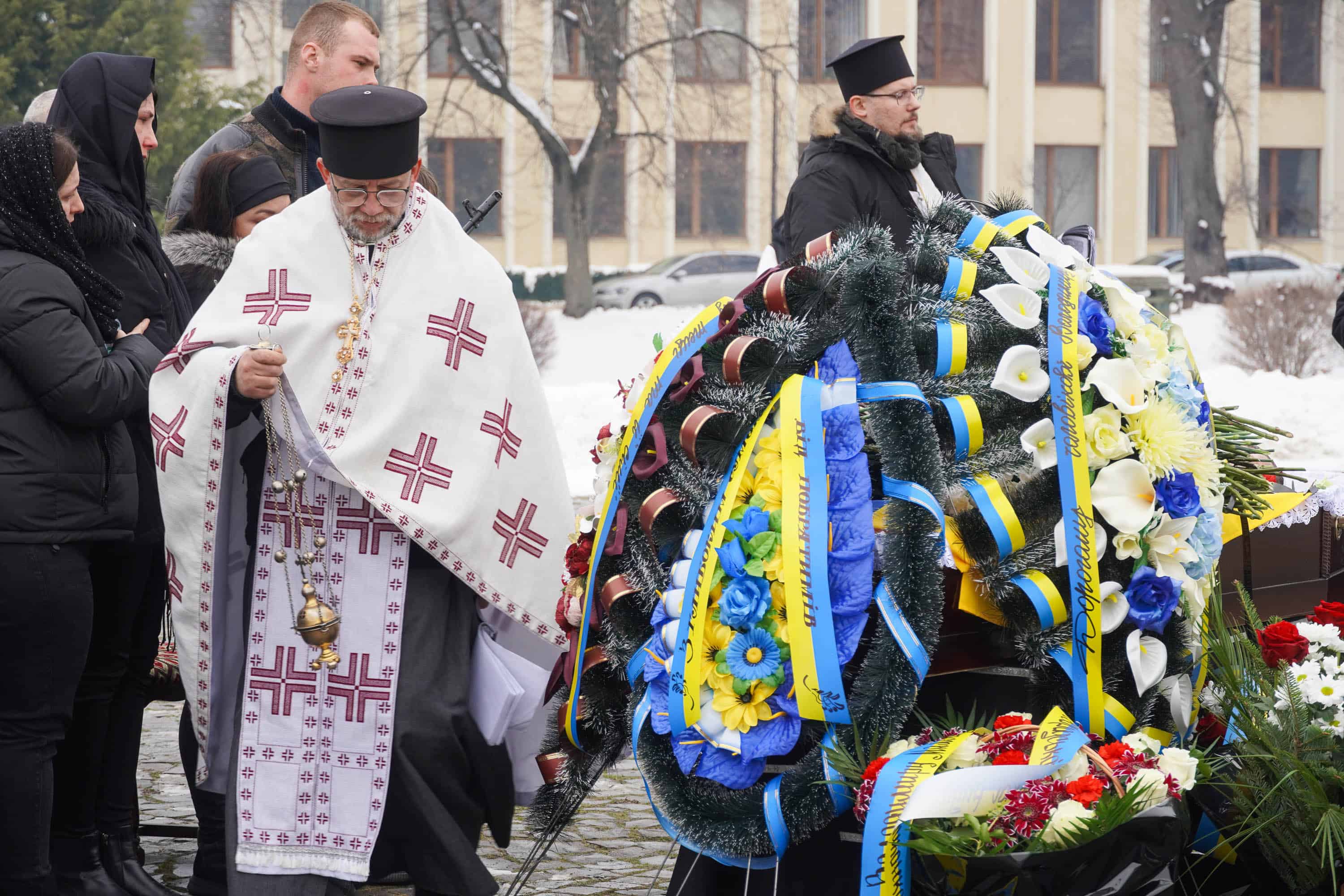 Захищав Україну з перших днів повномасштабного вторгнення росії – в Ужгороді сьогодні попрощалися із полеглим 37-річним захисником Володимиром Малєвим