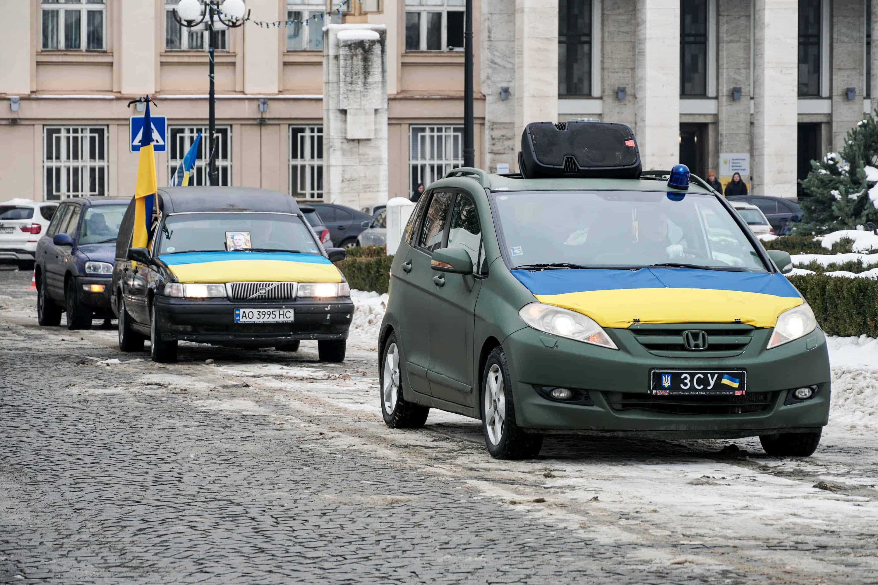 Захищав Україну з перших днів повномасштабного вторгнення росії – в Ужгороді сьогодні попрощалися із полеглим 37-річним захисником Володимиром Малєвим