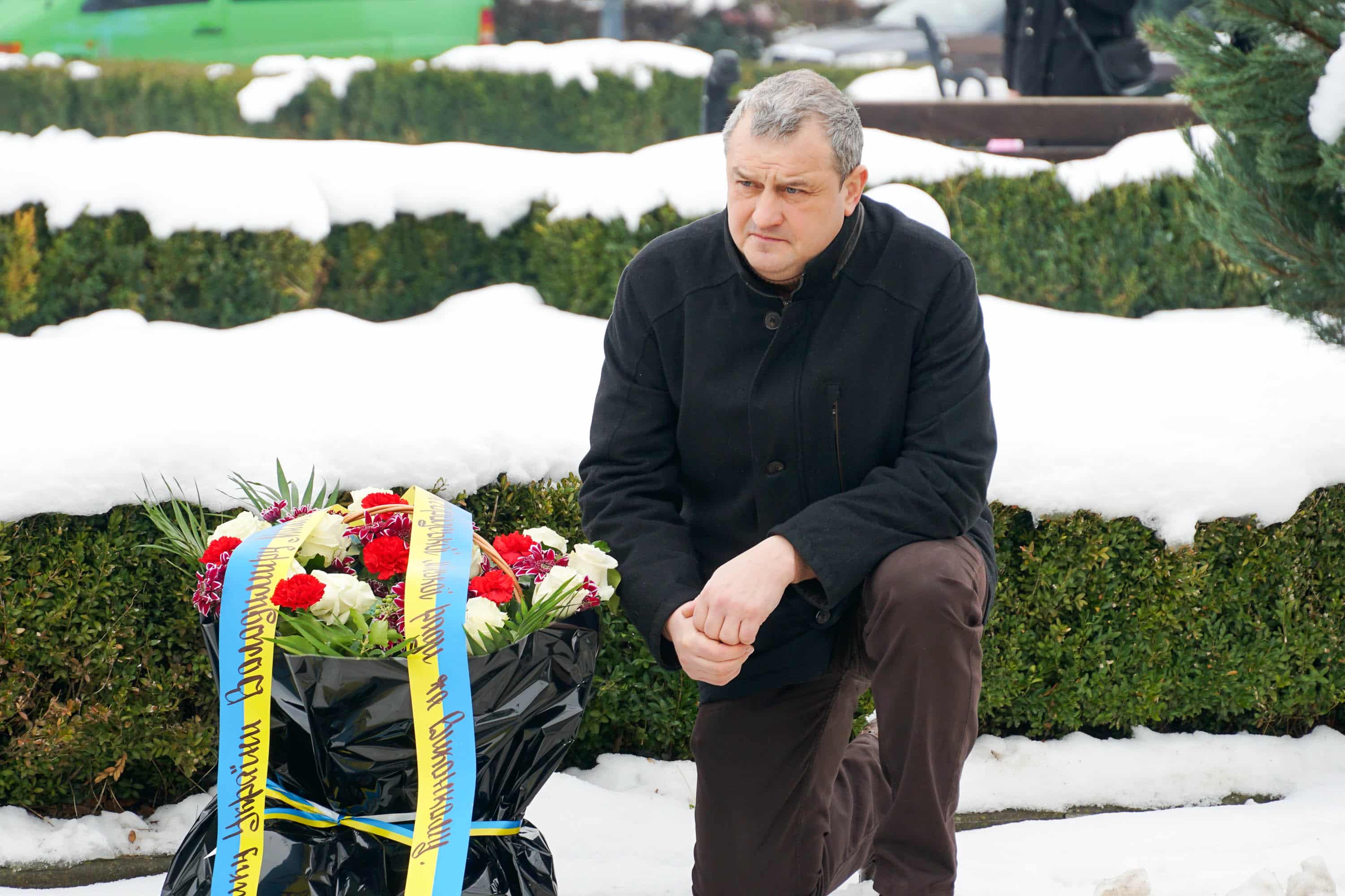 Захищав Україну з перших днів повномасштабного вторгнення росії – в Ужгороді сьогодні попрощалися із полеглим 37-річним захисником Володимиром Малєвим