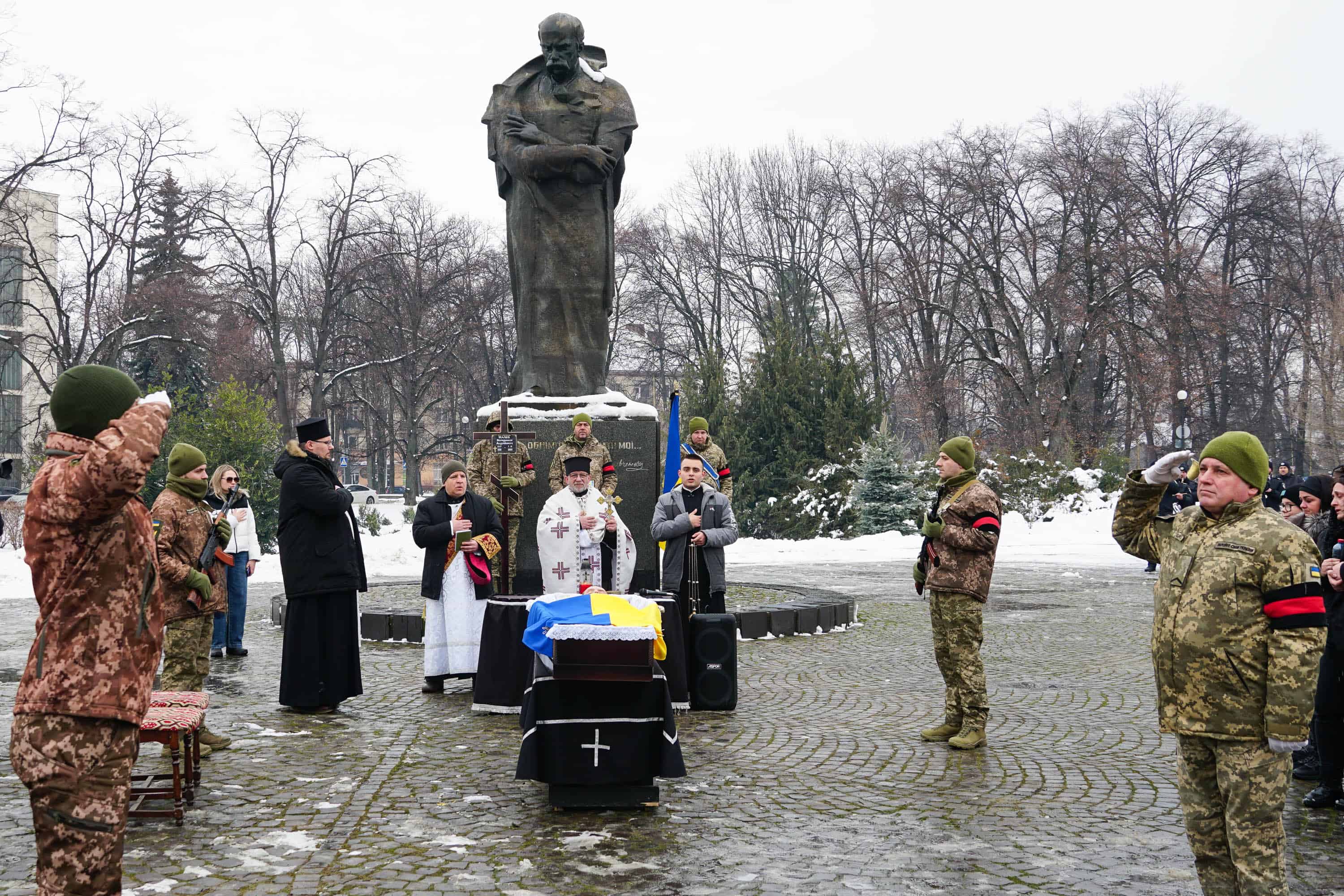 Захищав Україну з перших днів повномасштабного вторгнення росії – в Ужгороді сьогодні попрощалися із полеглим 37-річним захисником Володимиром Малєвим