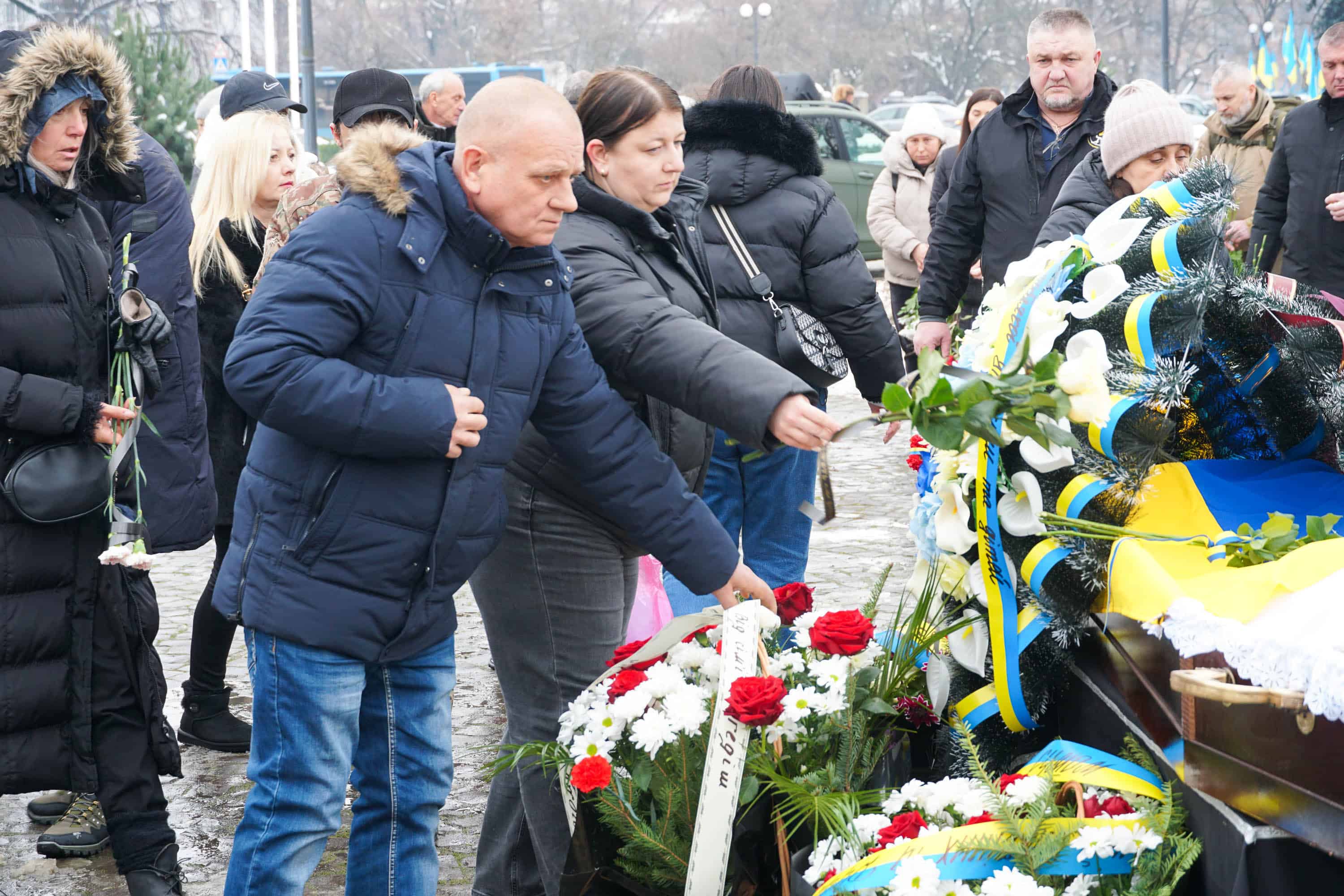 Захищав Україну з перших днів повномасштабного вторгнення росії – в Ужгороді сьогодні попрощалися із полеглим 37-річним захисником Володимиром Малєвим