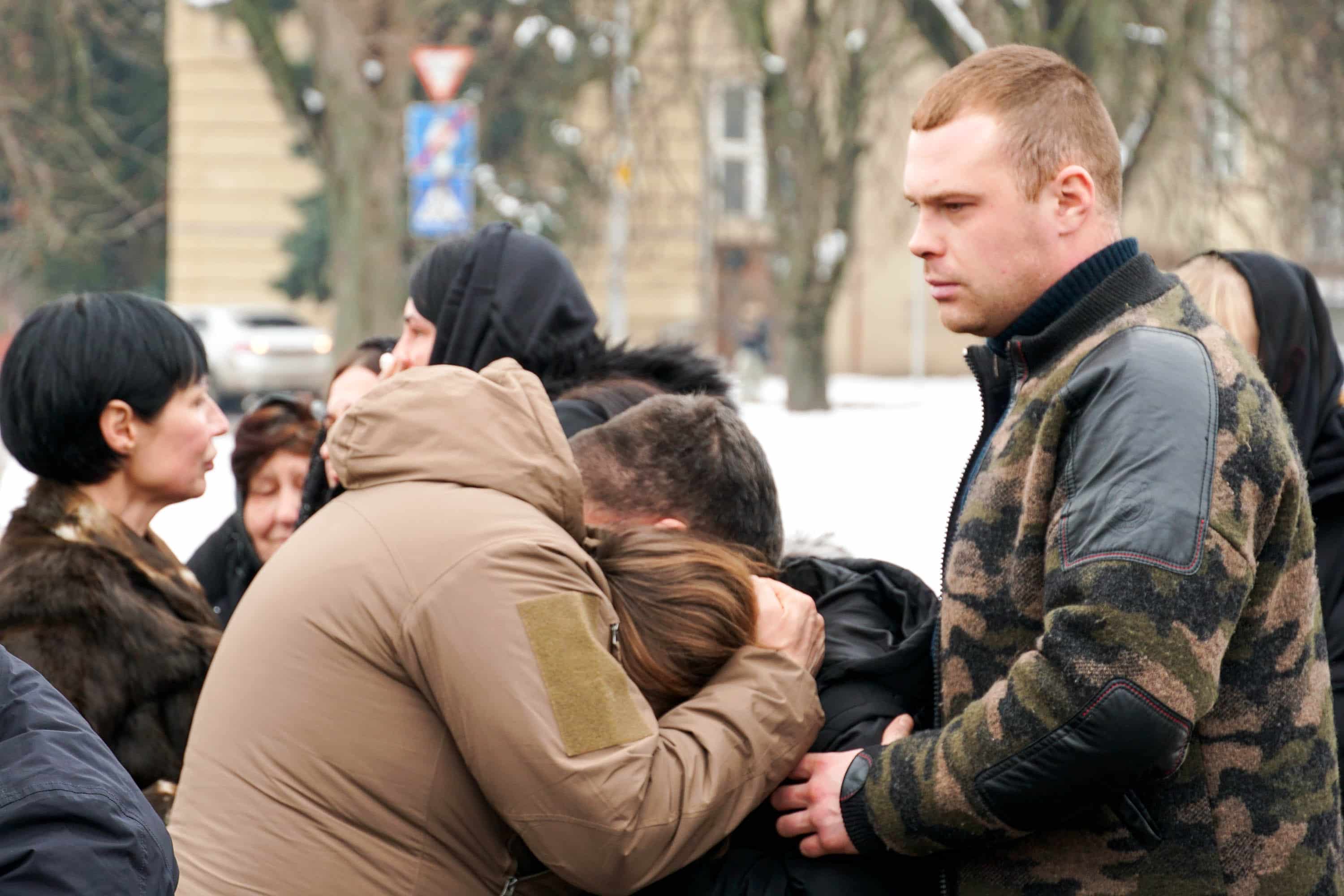 Захищав Україну з перших днів повномасштабного вторгнення росії – в Ужгороді сьогодні попрощалися із полеглим 37-річним захисником Володимиром Малєвим