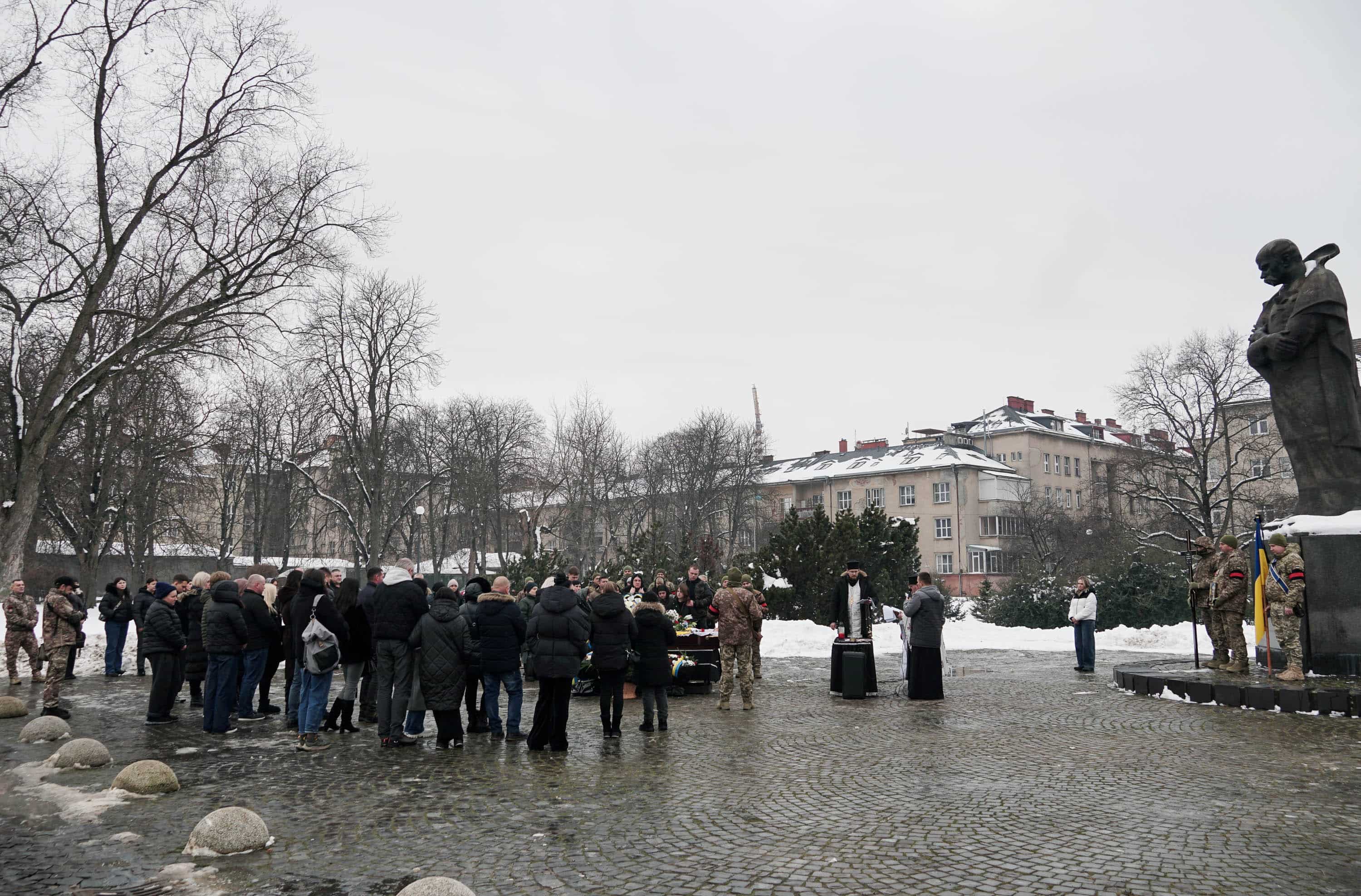 Захищав Україну з перших днів повномасштабного вторгнення росії – в Ужгороді сьогодні попрощалися із полеглим 37-річним захисником Володимиром Малєвим
