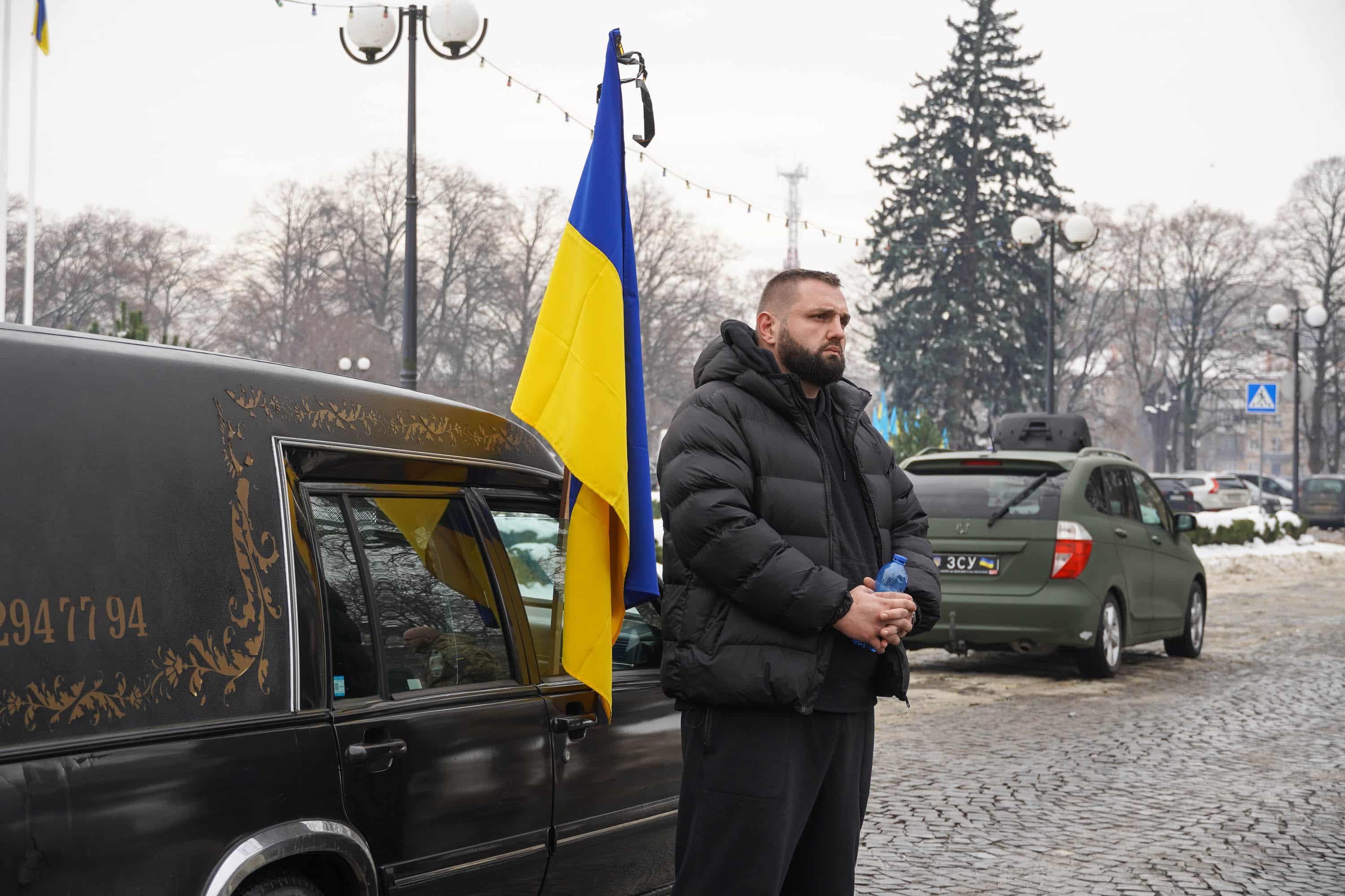 Захищав Україну з перших днів повномасштабного вторгнення росії – в Ужгороді сьогодні попрощалися із полеглим 37-річним захисником Володимиром Малєвим