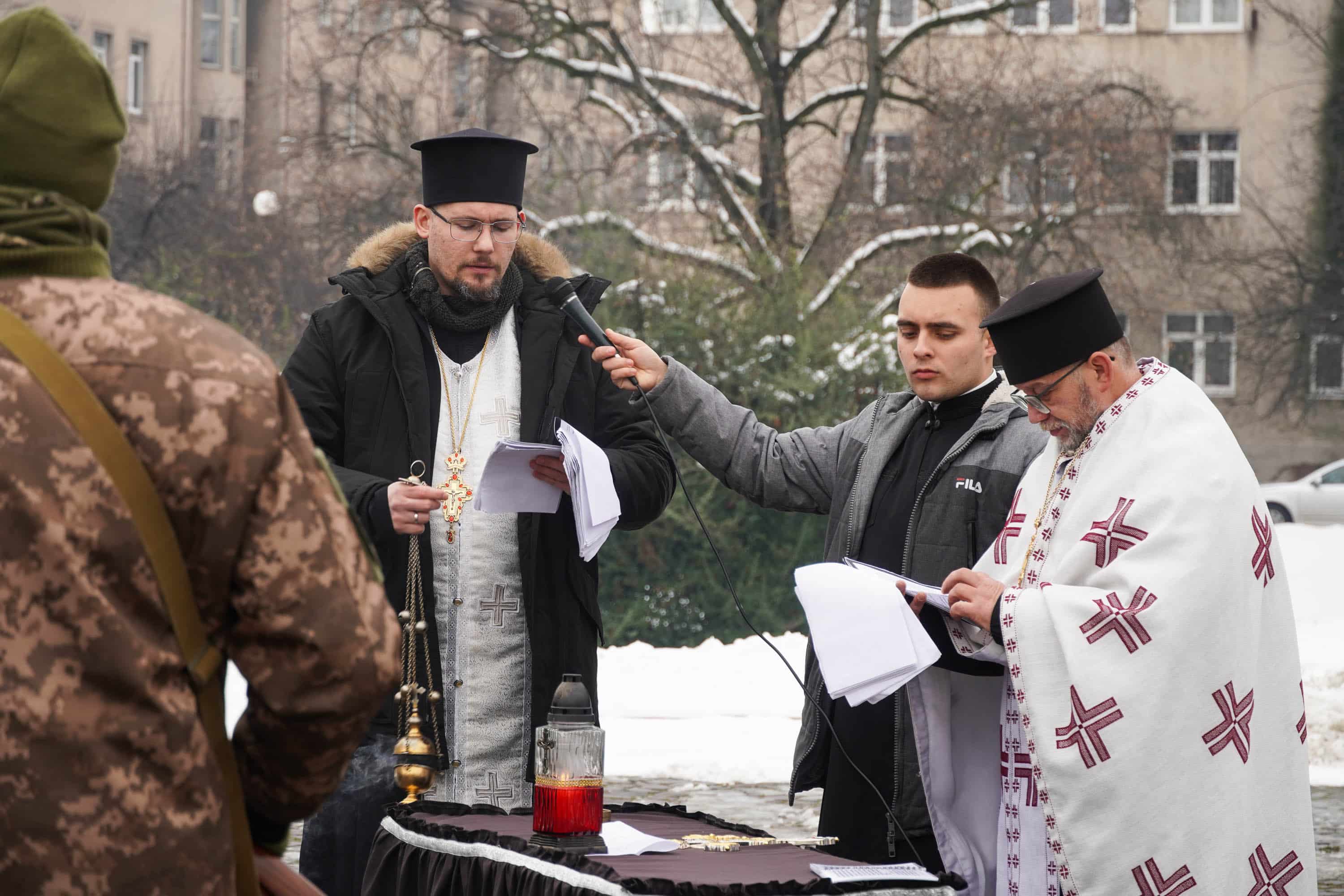 Захищав Україну з перших днів повномасштабного вторгнення росії – в Ужгороді сьогодні попрощалися із полеглим 37-річним захисником Володимиром Малєвим
