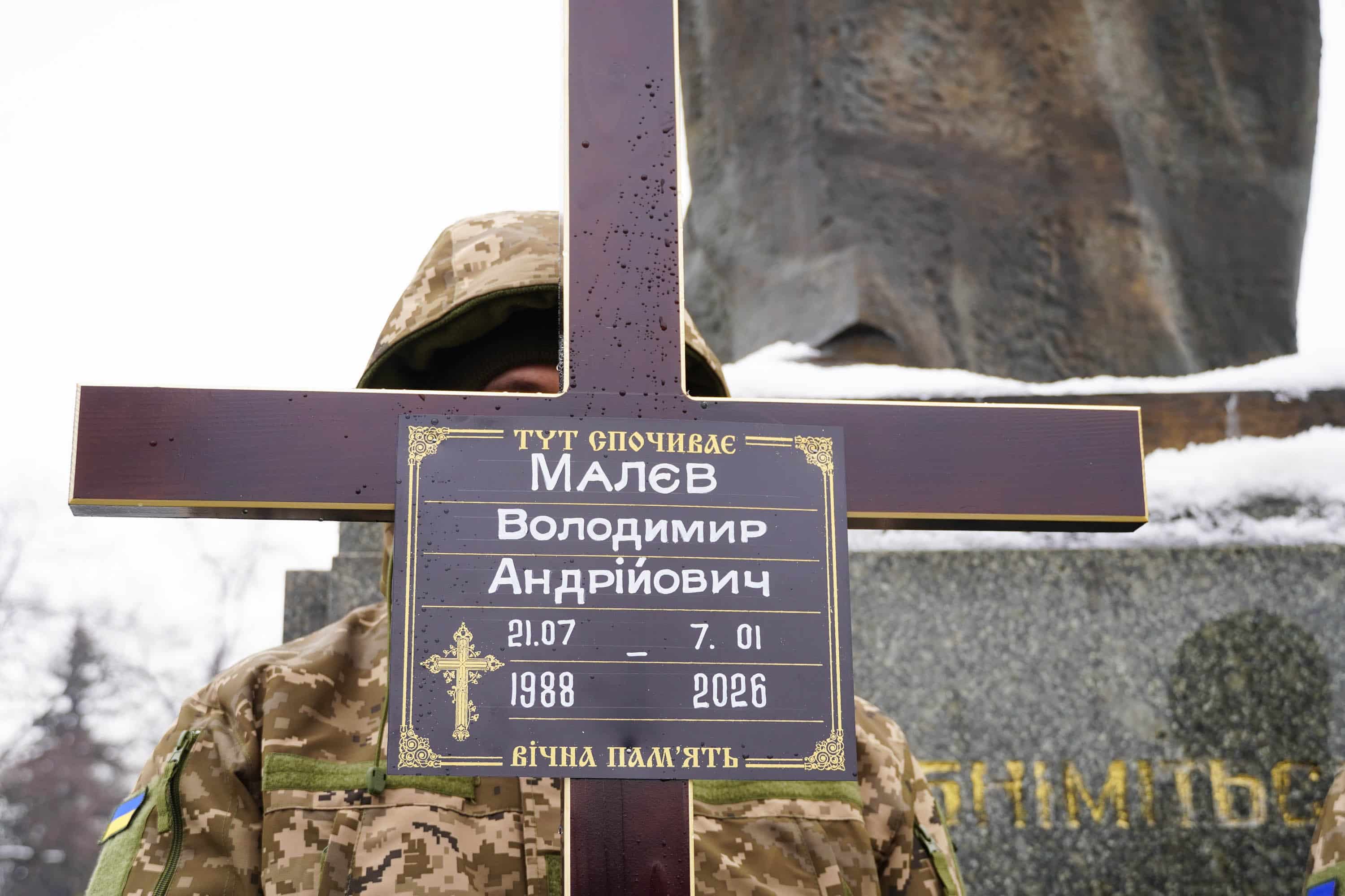 Захищав Україну з перших днів повномасштабного вторгнення росії – в Ужгороді сьогодні попрощалися із полеглим 37-річним захисником Володимиром Малєвим