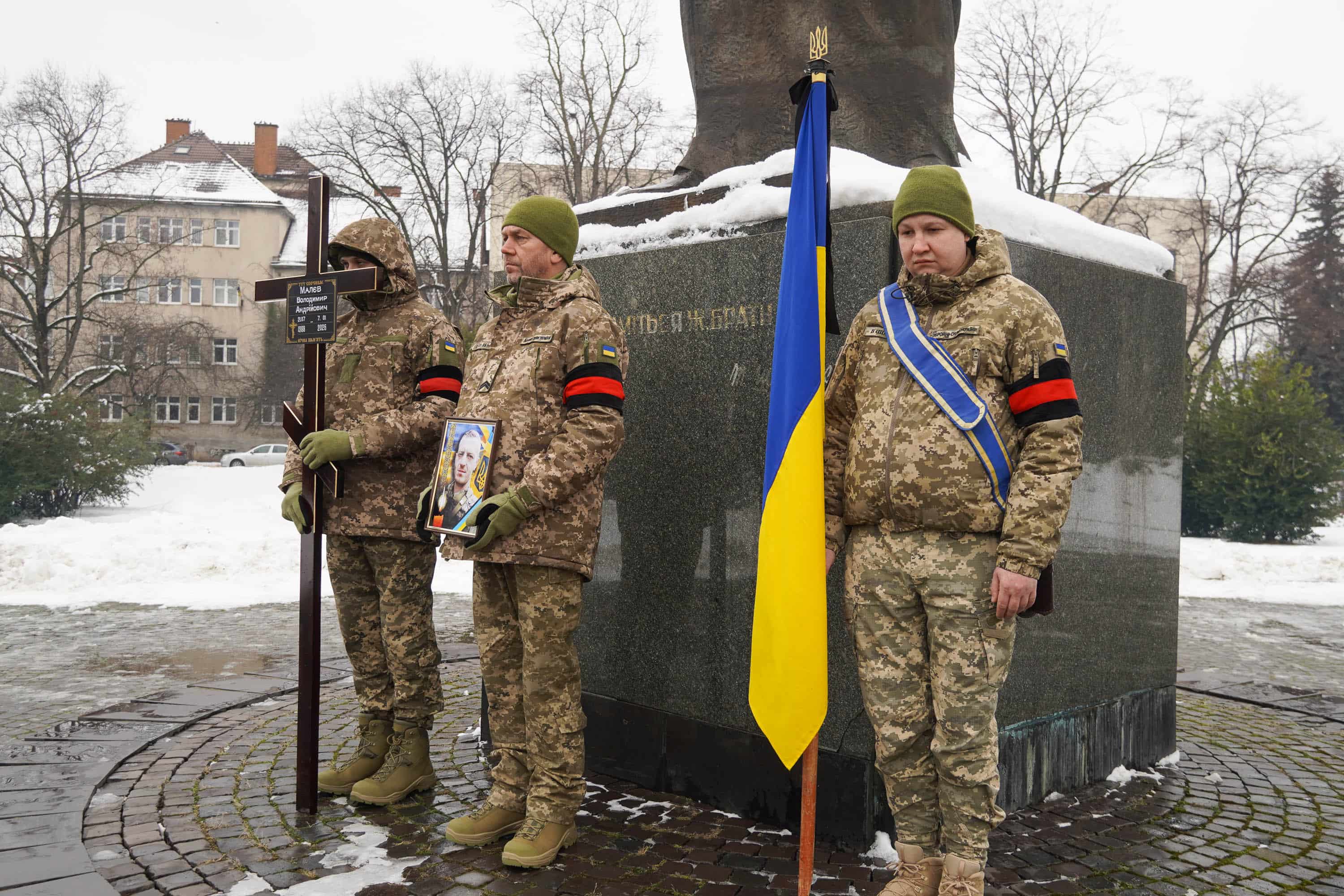 Захищав Україну з перших днів повномасштабного вторгнення росії – в Ужгороді сьогодні попрощалися із полеглим 37-річним захисником Володимиром Малєвим