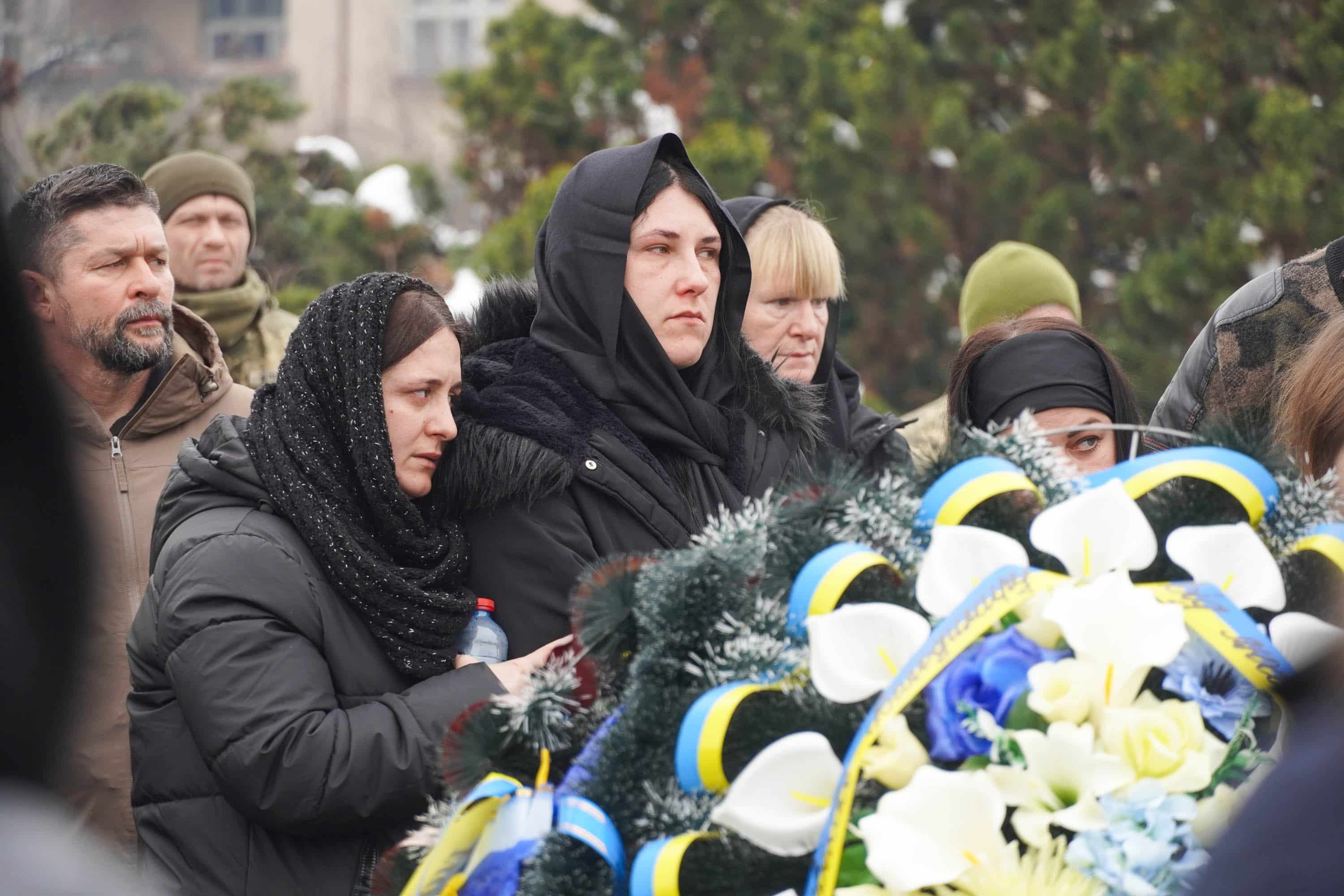 Захищав Україну з перших днів повномасштабного вторгнення росії – в Ужгороді сьогодні попрощалися із полеглим 37-річним захисником Володимиром Малєвим