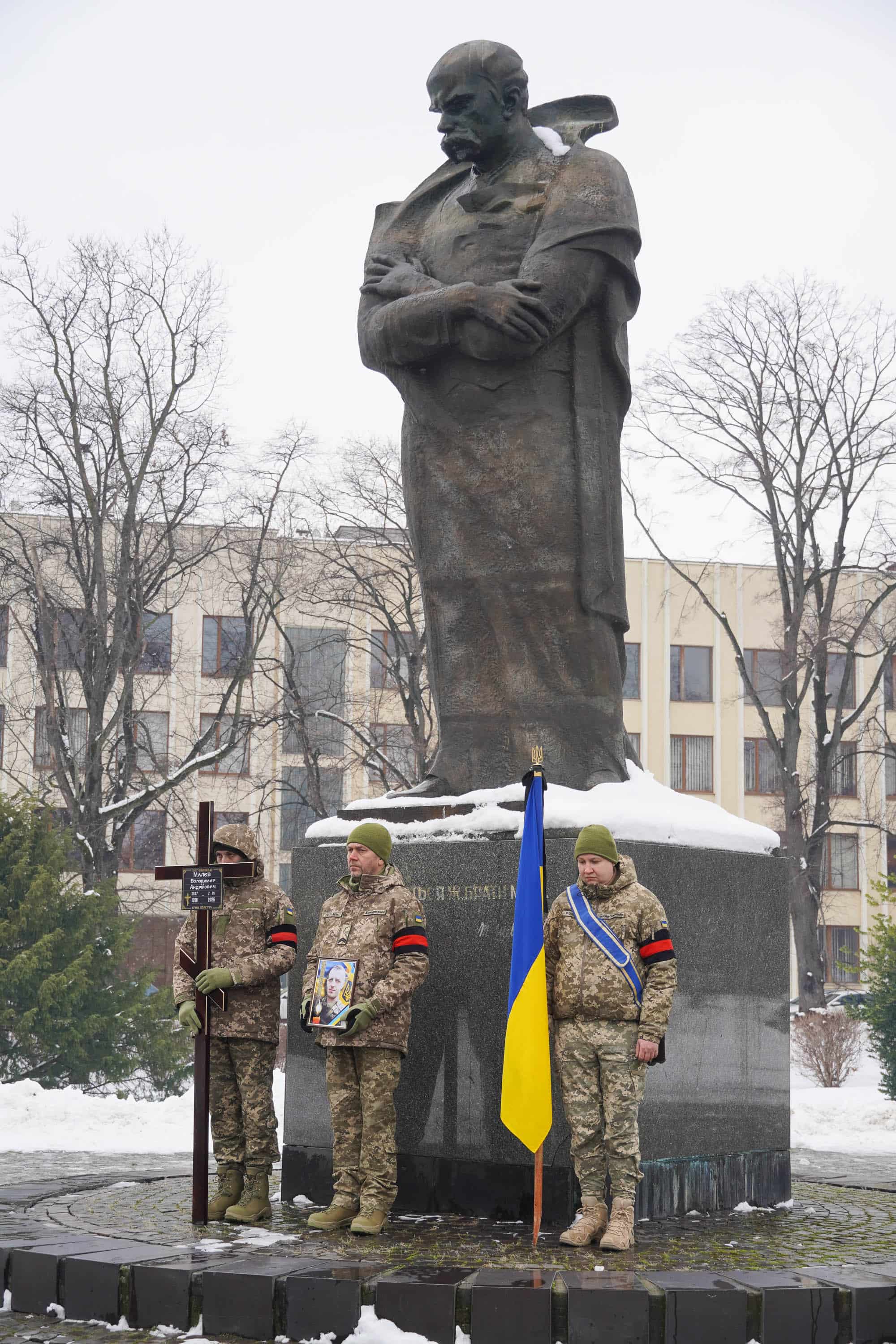 Захищав Україну з перших днів повномасштабного вторгнення росії – в Ужгороді сьогодні попрощалися із полеглим 37-річним захисником Володимиром Малєвим