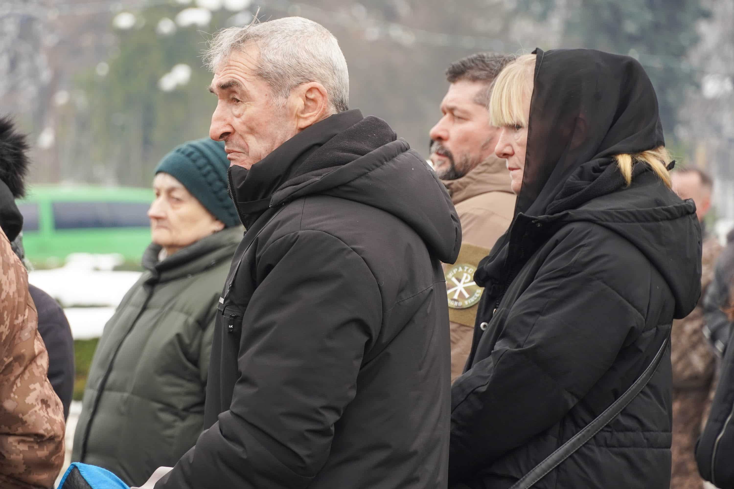 Захищав Україну з перших днів повномасштабного вторгнення росії – в Ужгороді сьогодні попрощалися із полеглим 37-річним захисником Володимиром Малєвим