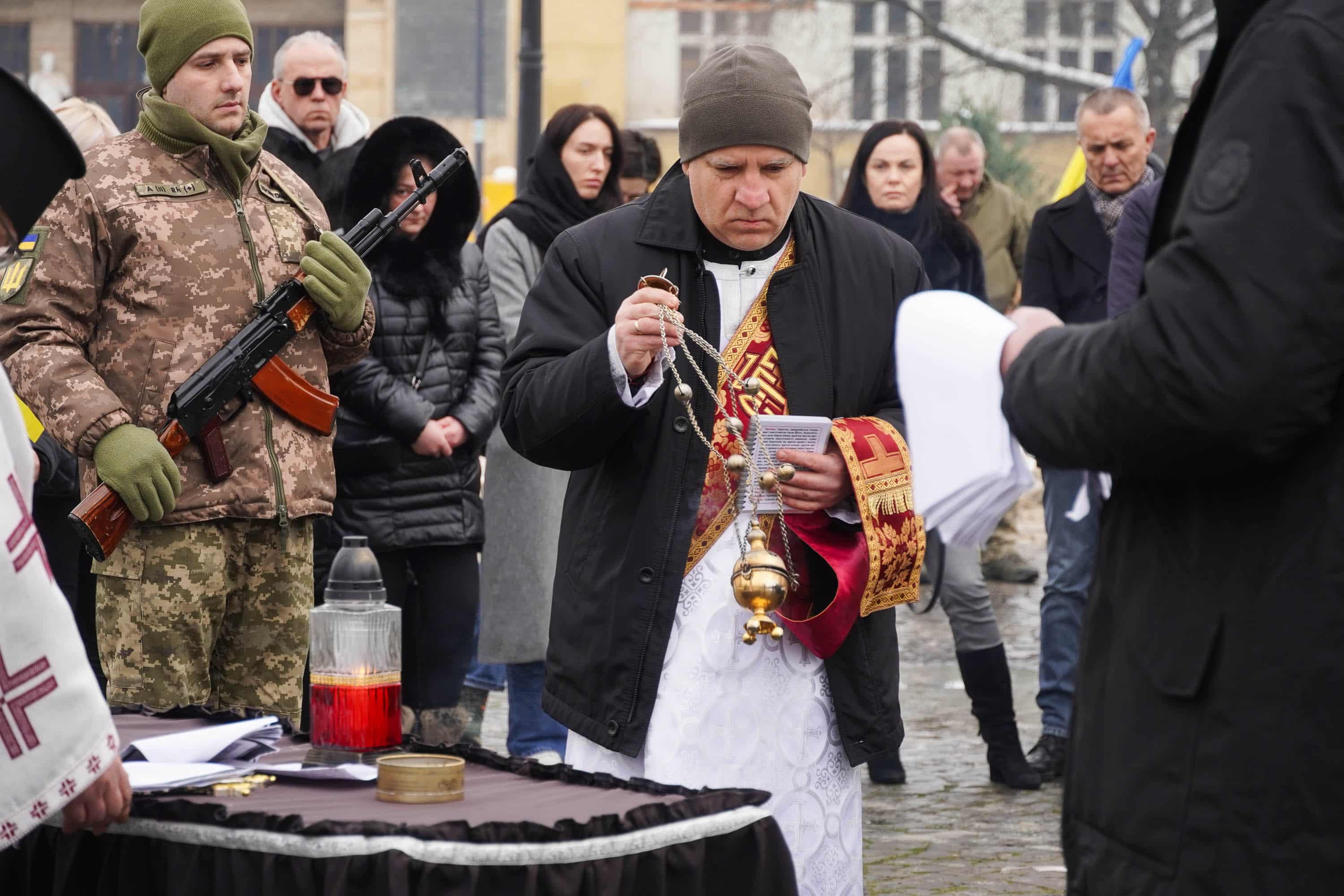 Захищав Україну з перших днів повномасштабного вторгнення росії – в Ужгороді сьогодні попрощалися із полеглим 37-річним захисником Володимиром Малєвим