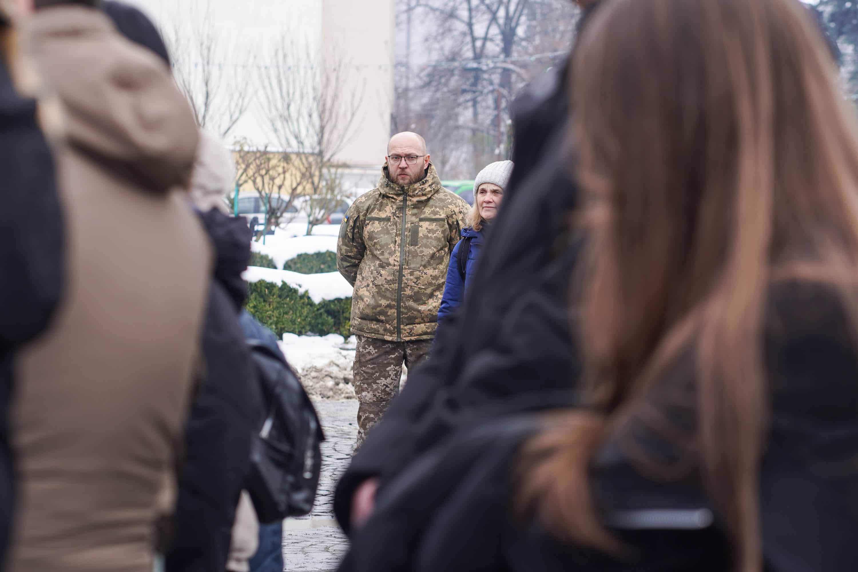 Захищав Україну з перших днів повномасштабного вторгнення росії – в Ужгороді сьогодні попрощалися із полеглим 37-річним захисником Володимиром Малєвим