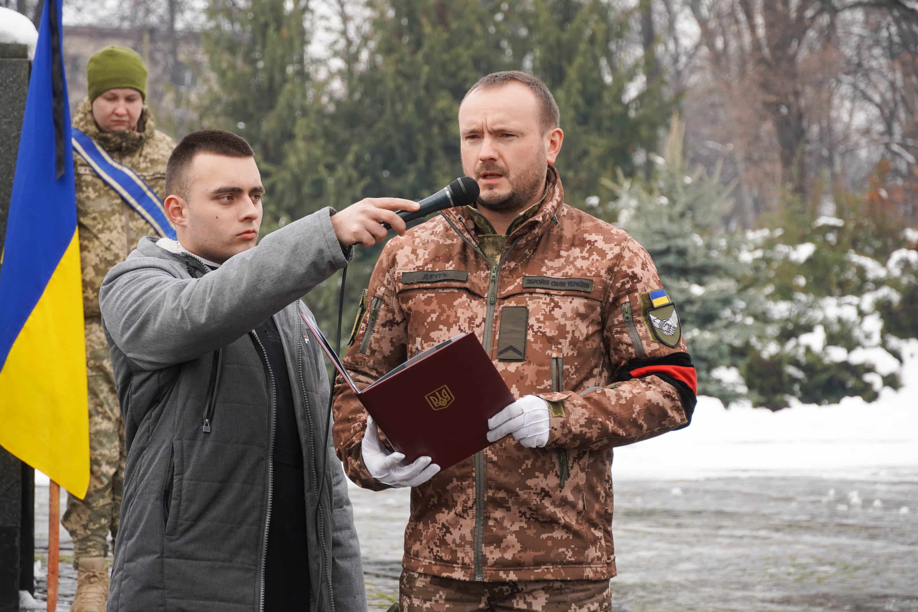 Захищав Україну з перших днів повномасштабного вторгнення росії – в Ужгороді сьогодні попрощалися із полеглим 37-річним захисником Володимиром Малєвим