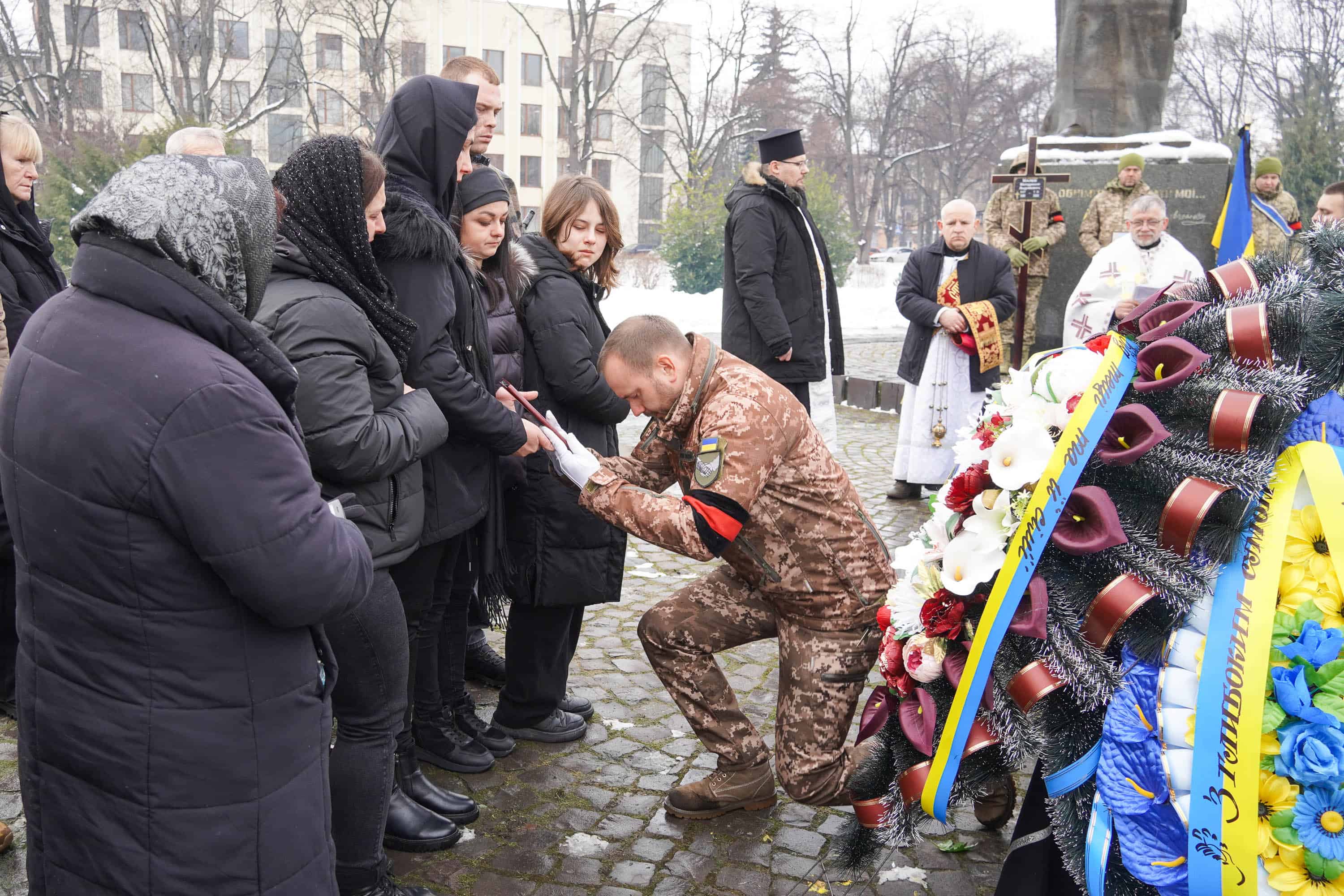 Захищав Україну з перших днів повномасштабного вторгнення росії – в Ужгороді сьогодні попрощалися із полеглим 37-річним захисником Володимиром Малєвим